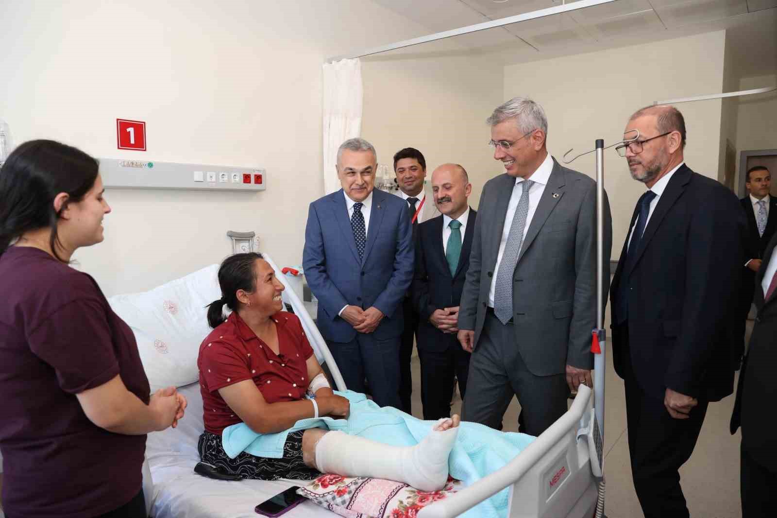 Bakan Memişoğlu Çine Devlet Hastanesi’nde incelemelerde bulundu