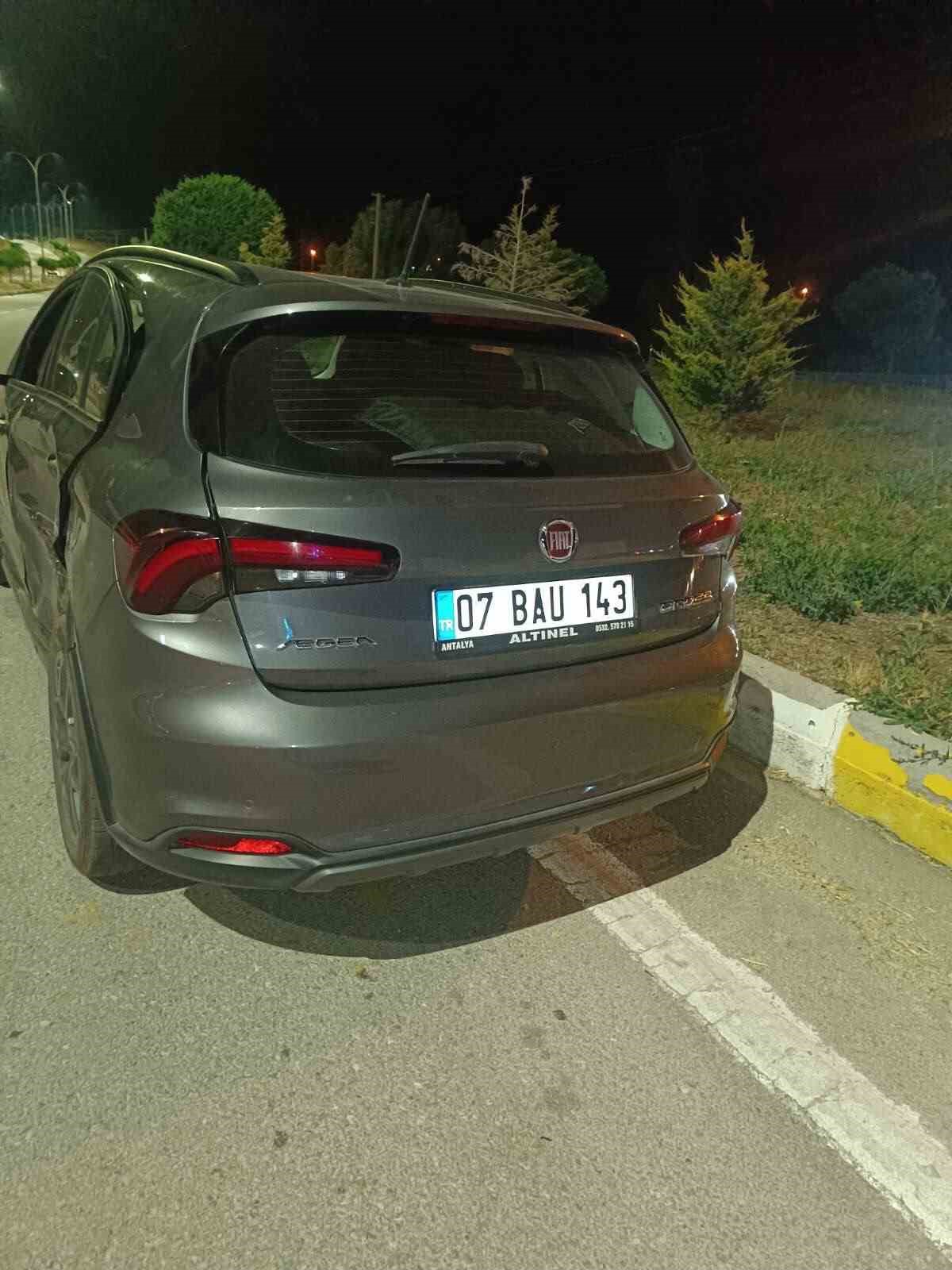 Otomobille kamyonetin çarpıştığı kazada 4 kişi yaralandı