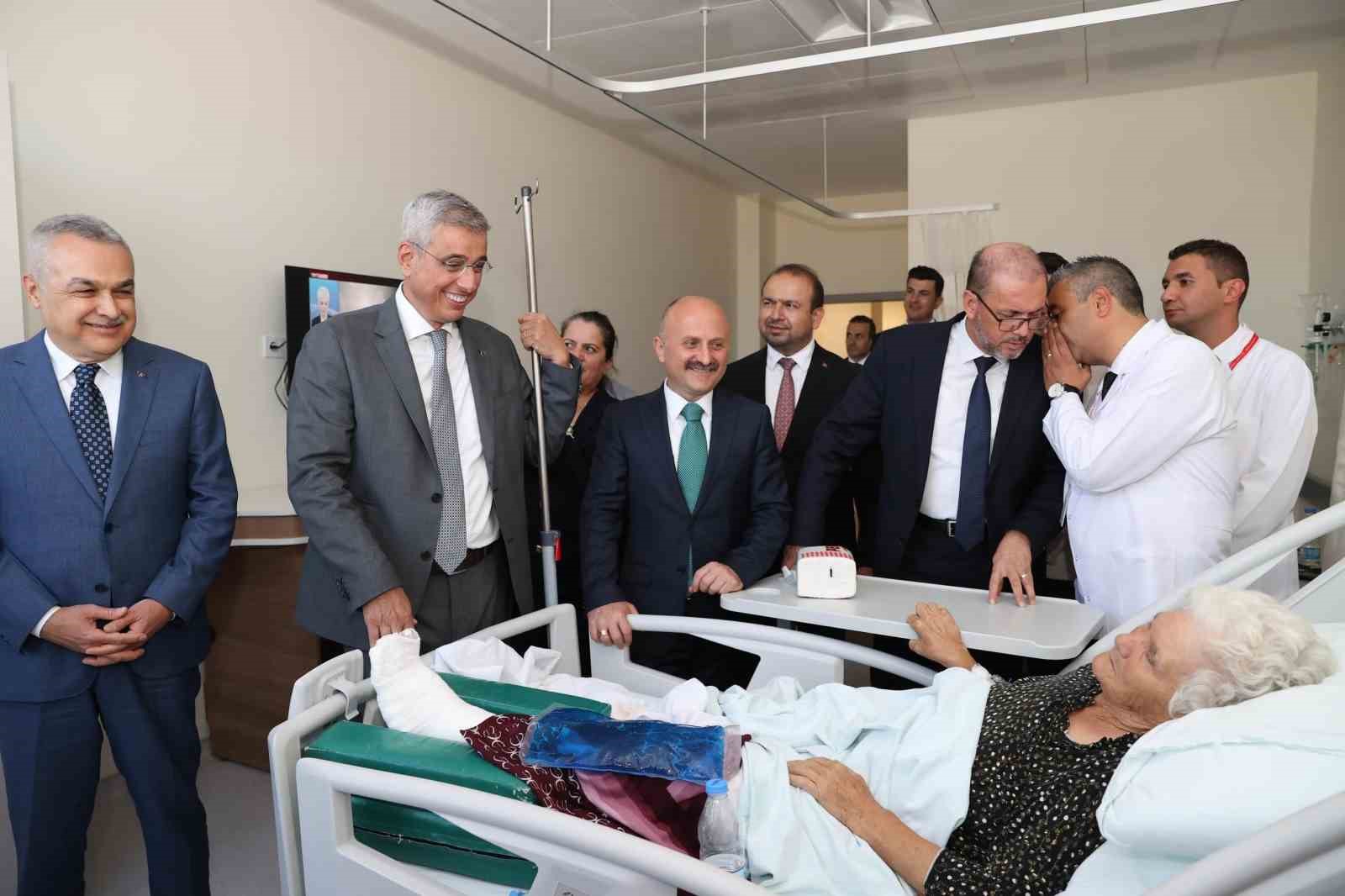 Bakan Memişoğlu Çine Devlet Hastanesi’nde incelemelerde bulundu