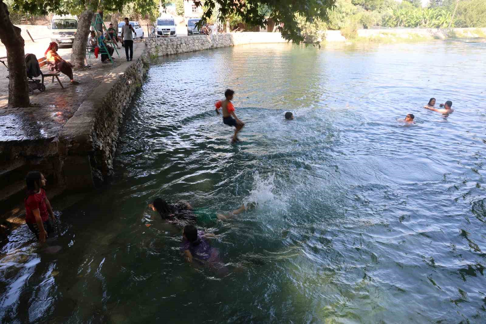 Kozan’da sıcaklar bunalttı, gençler doğal gölete akın etti