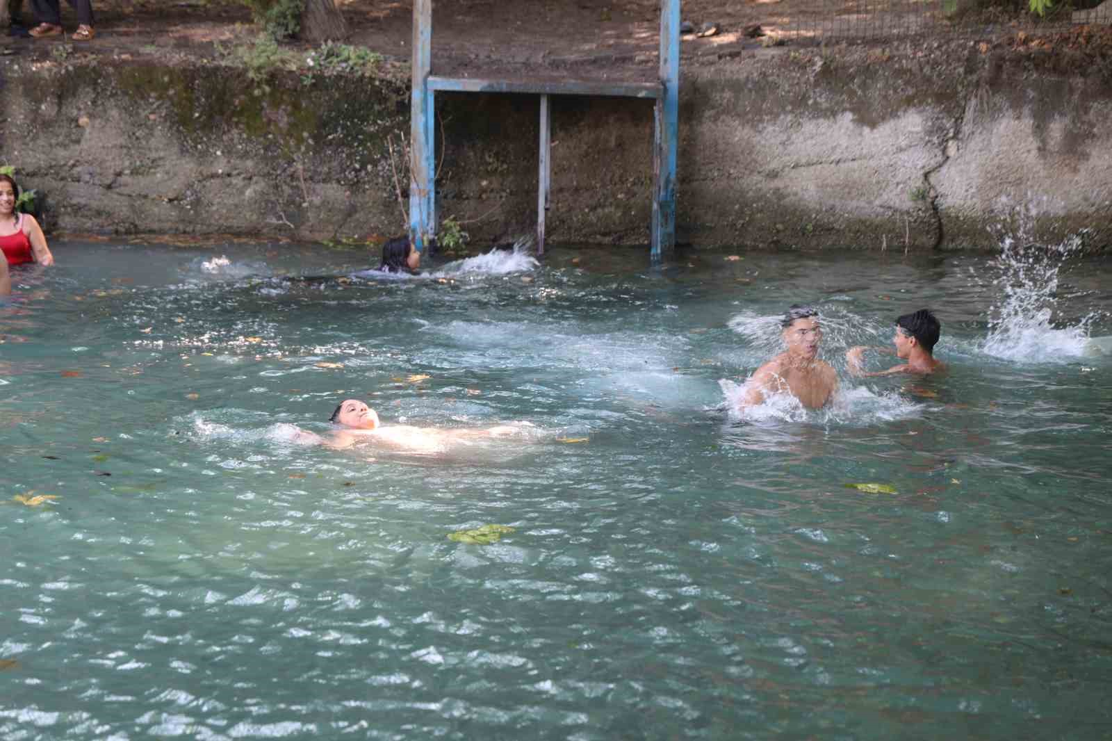 Kozan’da sıcaklar bunalttı, gençler doğal gölete akın etti