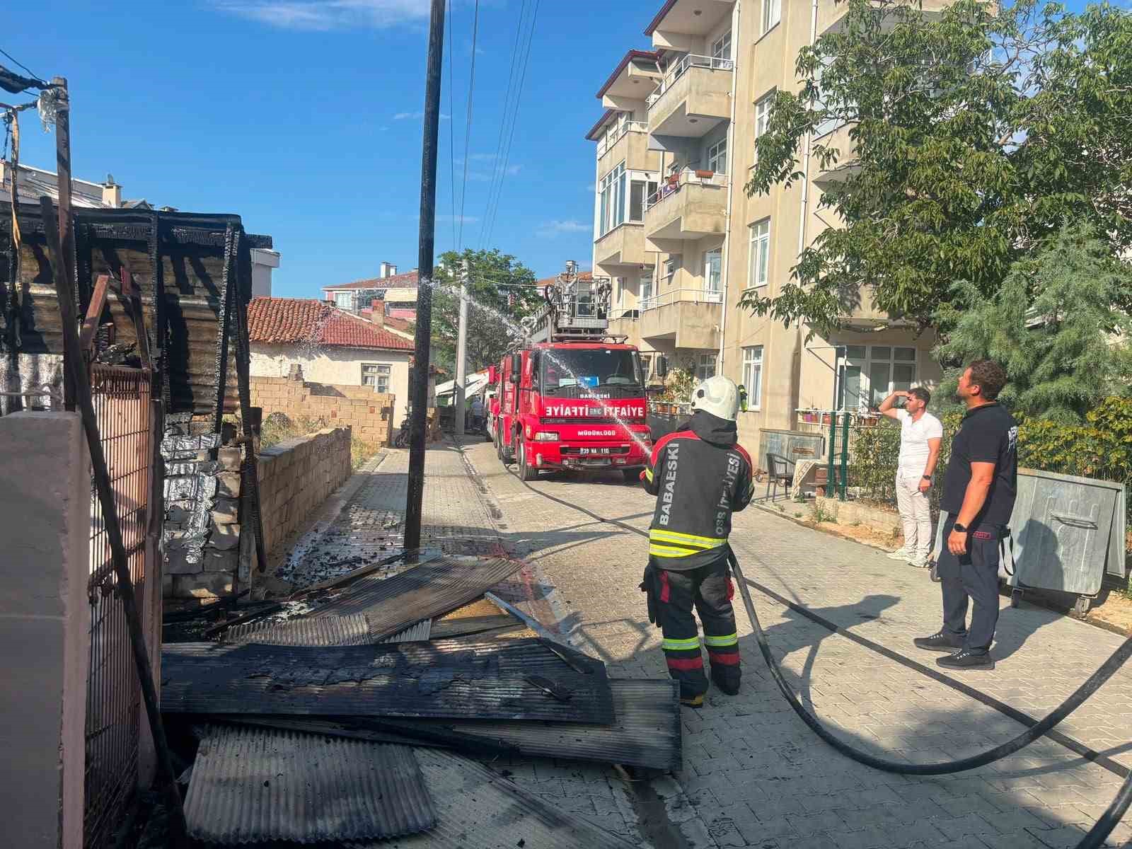 Babaeski’de evin bahçesindeki depoda çıkan yangın söndürüldü