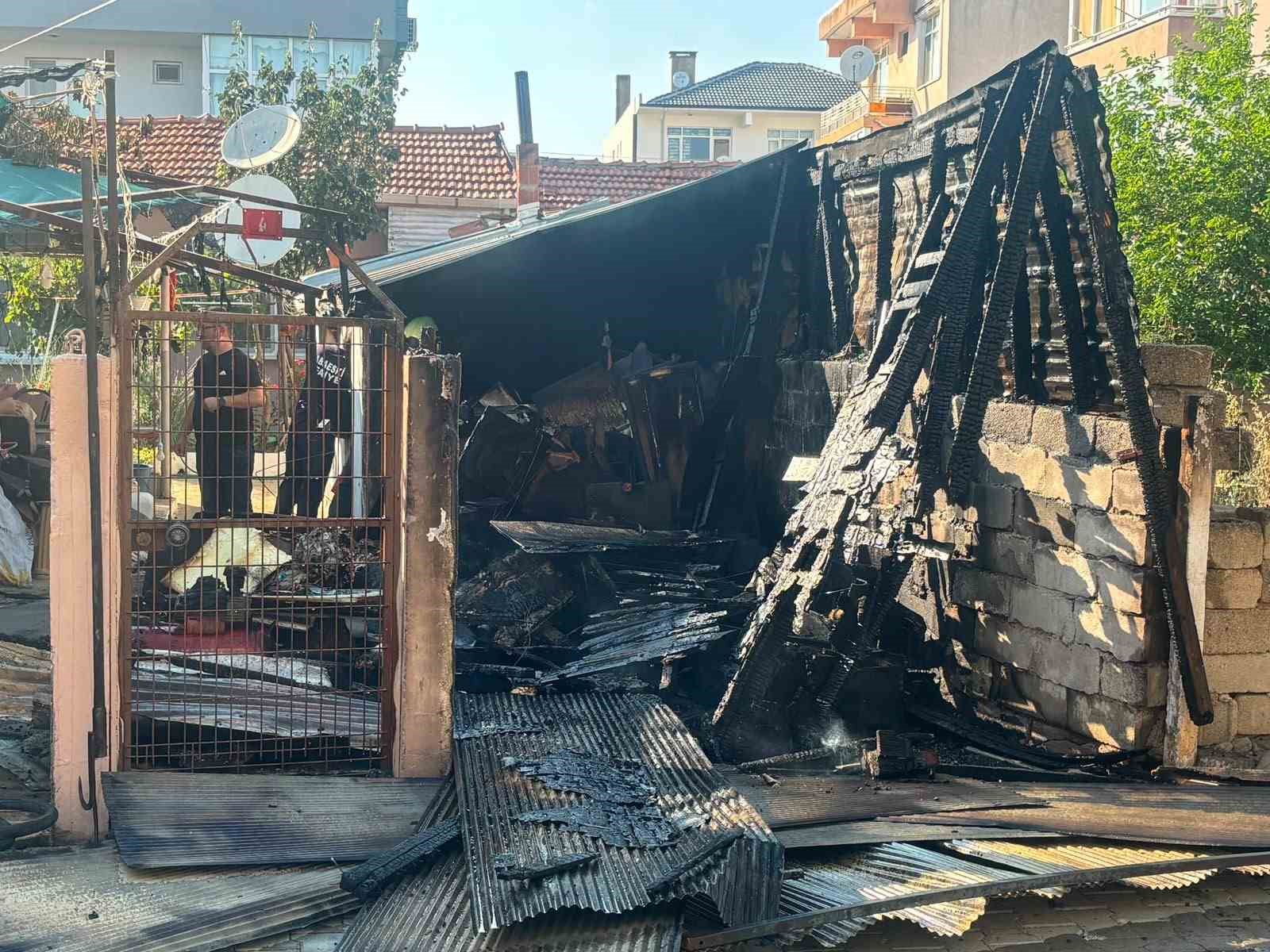 Babaeski’de evin bahçesindeki depoda çıkan yangın söndürüldü