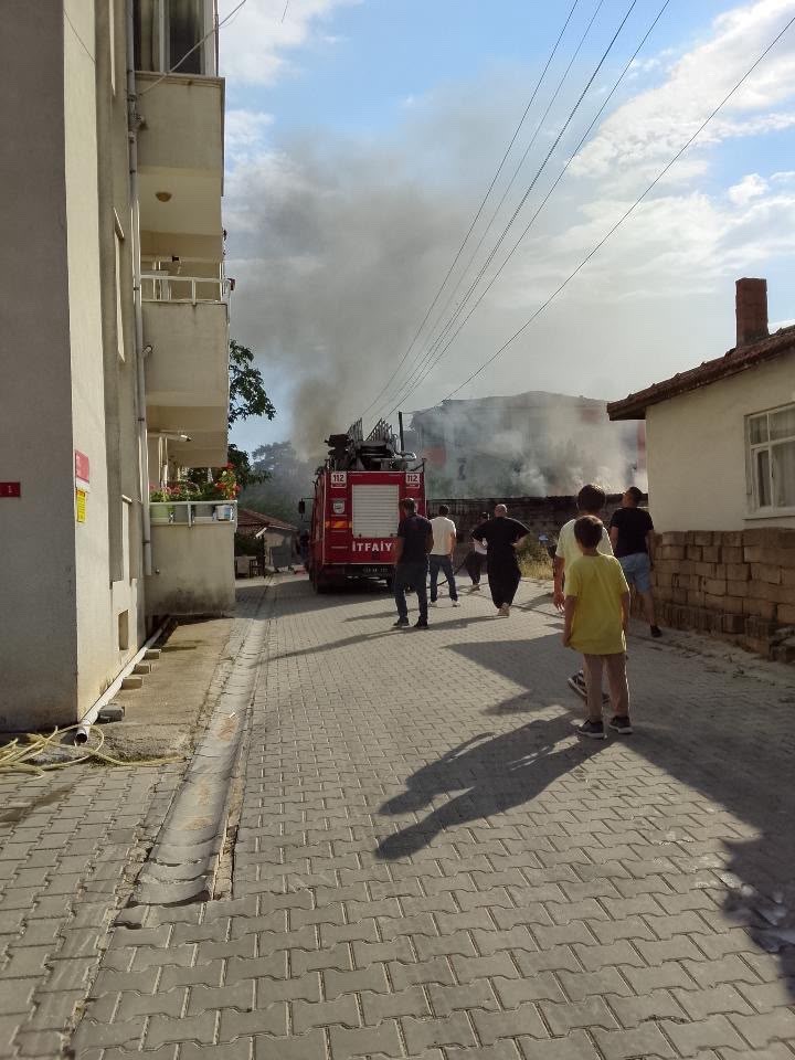 Babaeski’de evin bahçesindeki depoda çıkan yangın söndürüldü