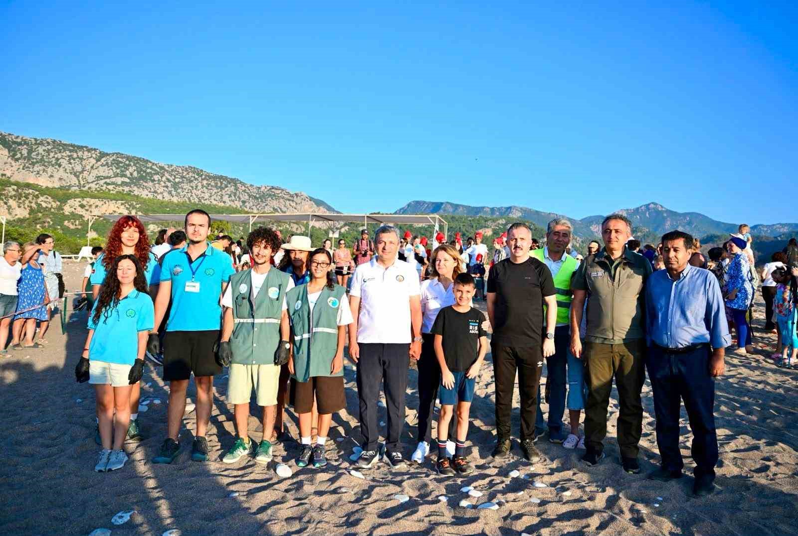 Antalya’da caretta caretta yavruları denizle buluştu
