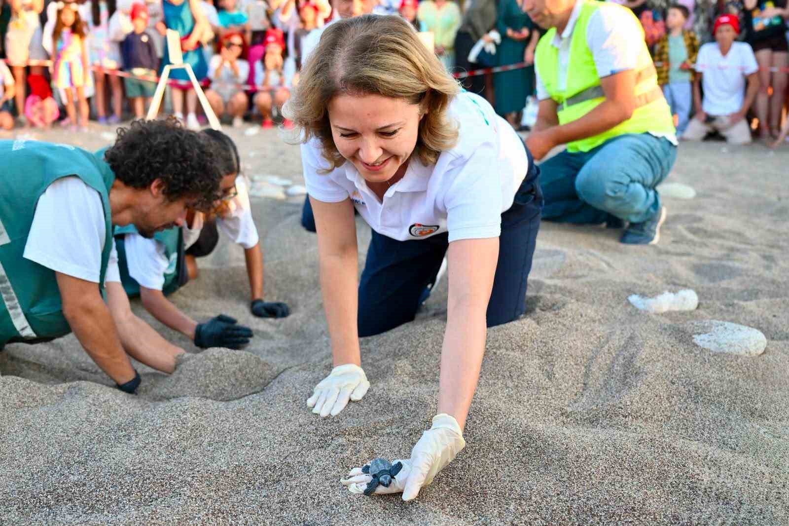 Antalya’da caretta caretta yavruları denizle buluştu