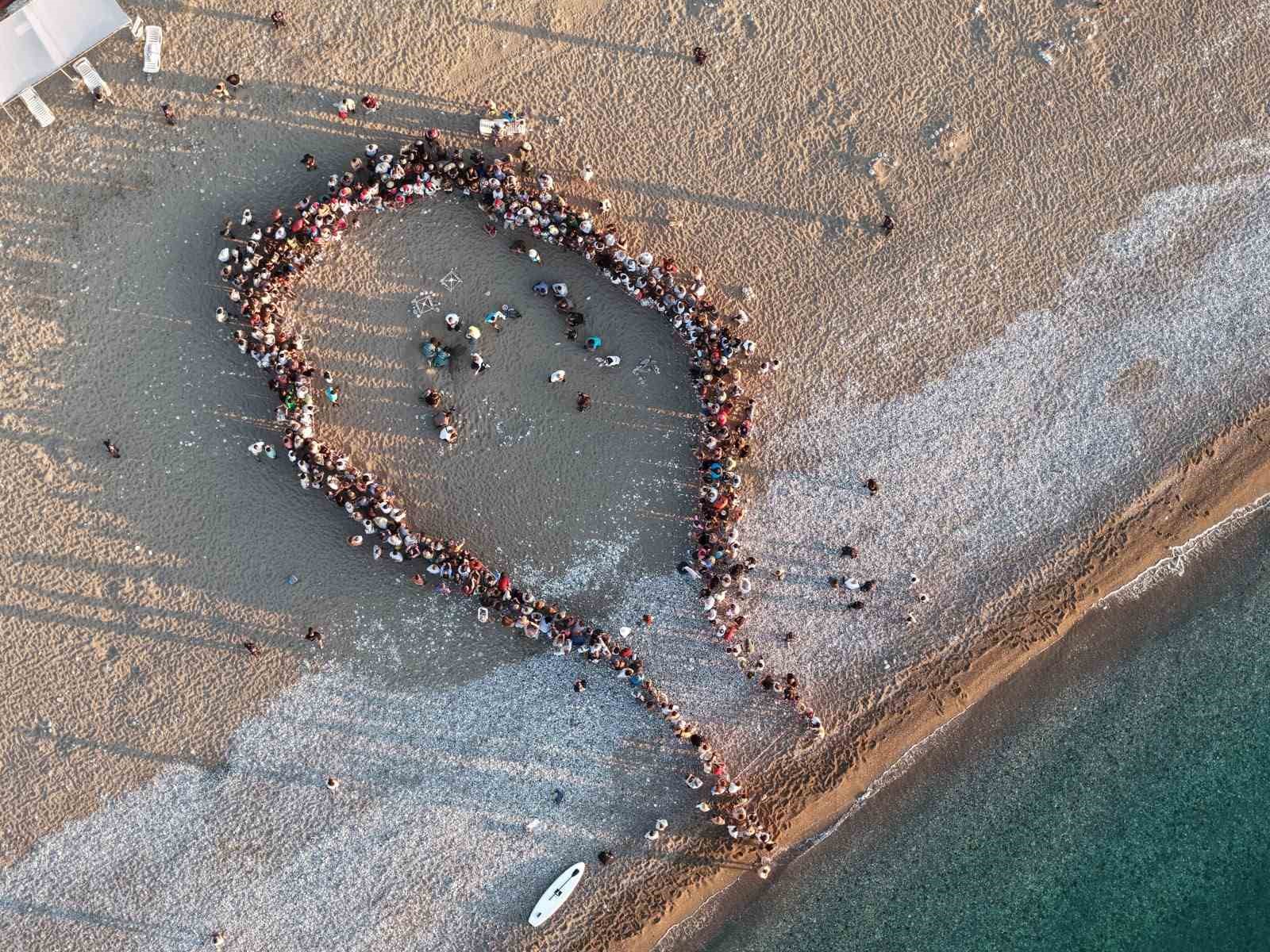 Antalya’da caretta caretta yavruları denizle buluştu