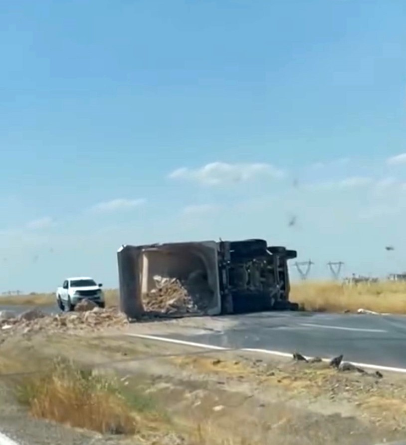 Siirt’te kamyon devrildi: 1 yaralı