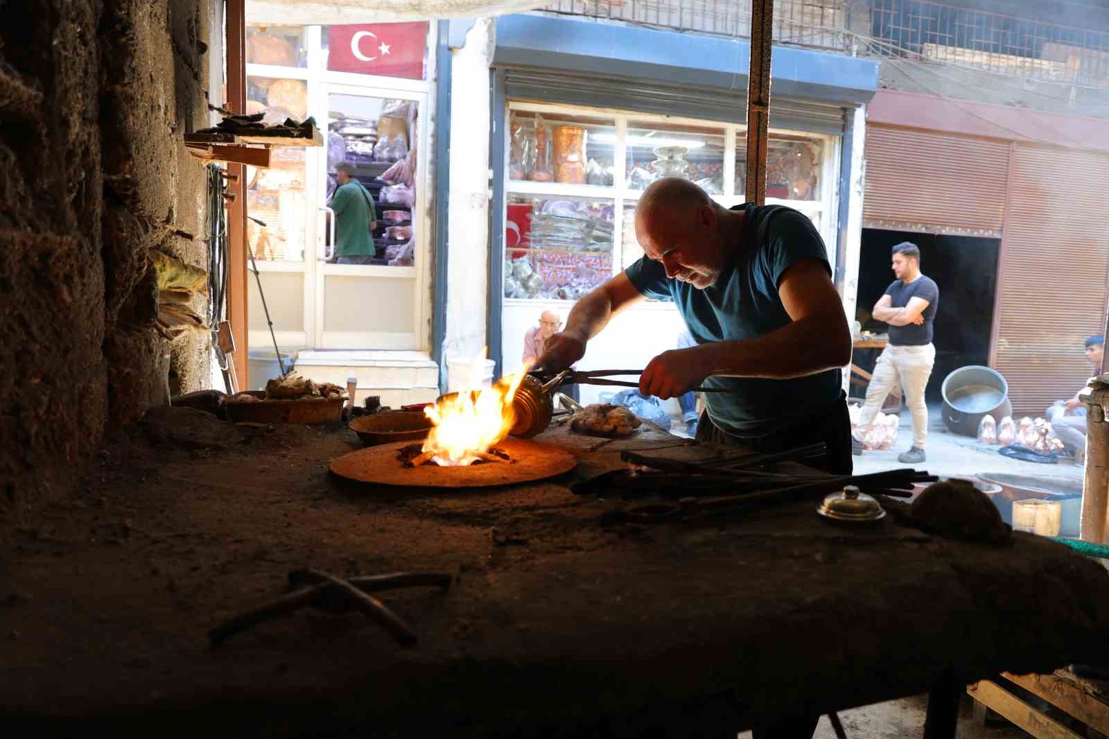 Kahramanmaraş’ta kalaycı ustasının zorlu sıcaklıkta mesaisi