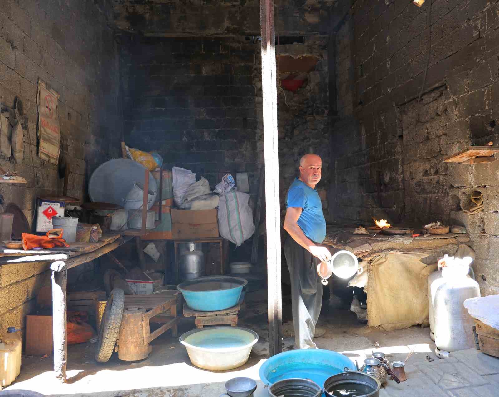 Kahramanmaraş’ta kalaycı ustasının zorlu sıcaklıkta mesaisi