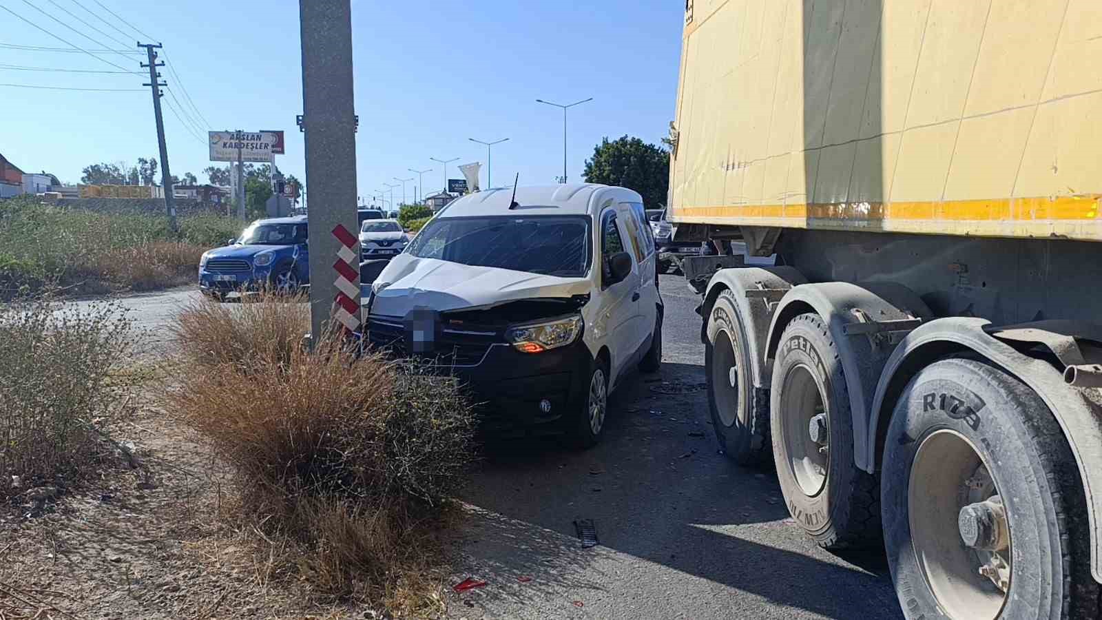 Tali yola sapan kamyona çarpmamak için Kent Güvenlik Yönetim Sistemi direğine çarptı