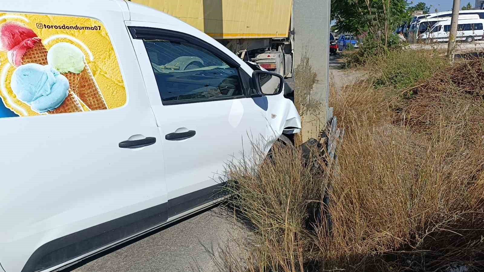 Tali yola sapan kamyona çarpmamak için Kent Güvenlik Yönetim Sistemi direğine çarptı
