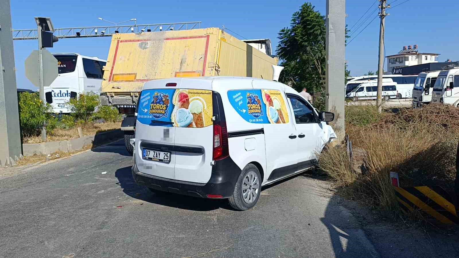 Tali yola sapan kamyona çarpmamak için Kent Güvenlik Yönetim Sistemi direğine çarptı