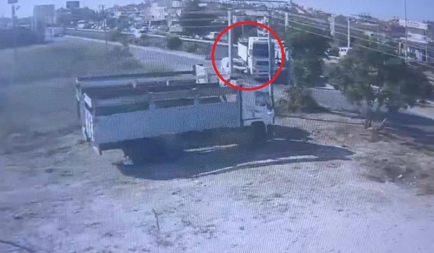 Tali yola sapan kamyona çarpmamak için Kent Güvenlik Yönetim Sistemi direğine çarptı
