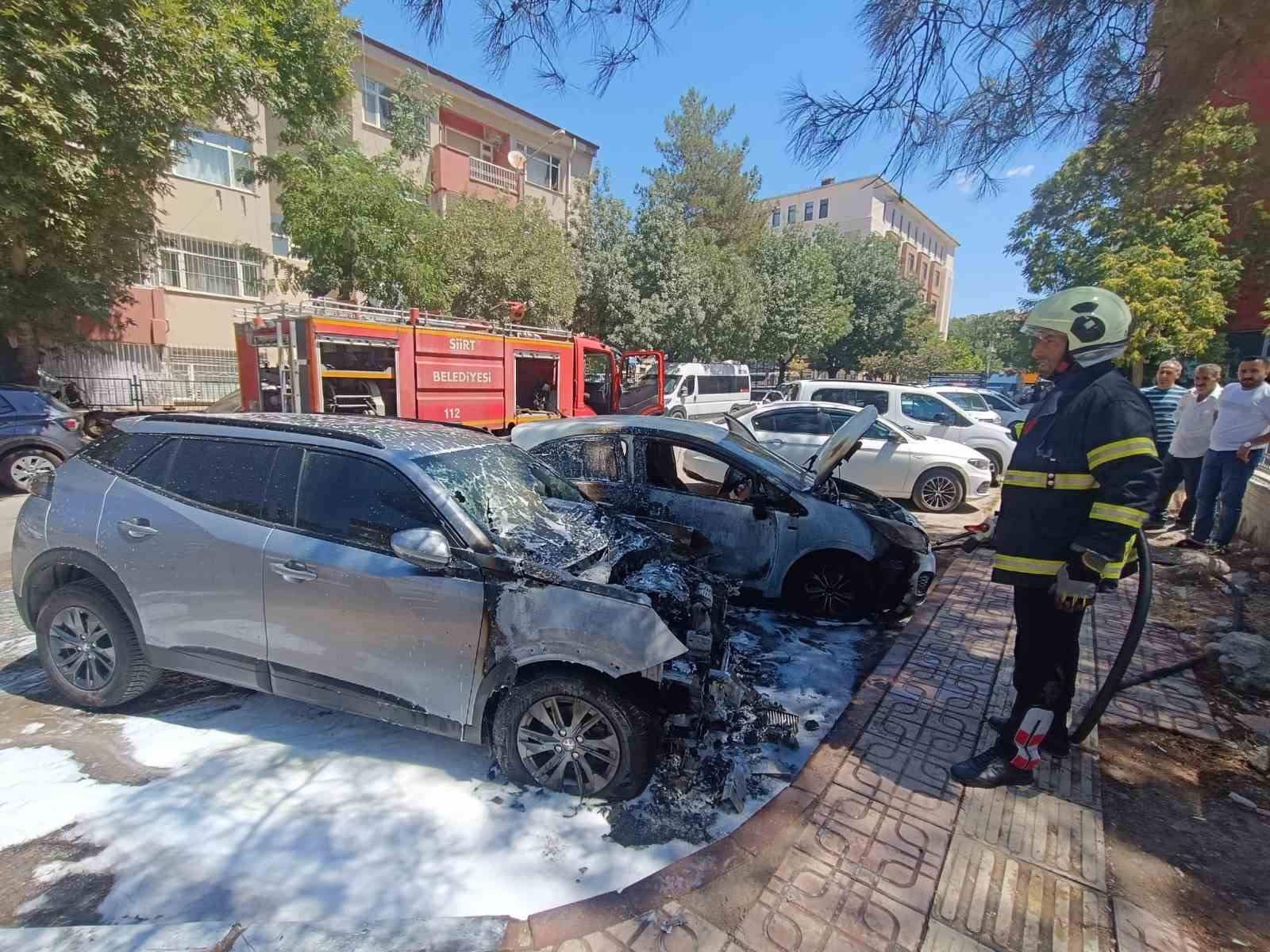 Park halindeki otomobil alev aldı, yangın diğer araca da sıçradı