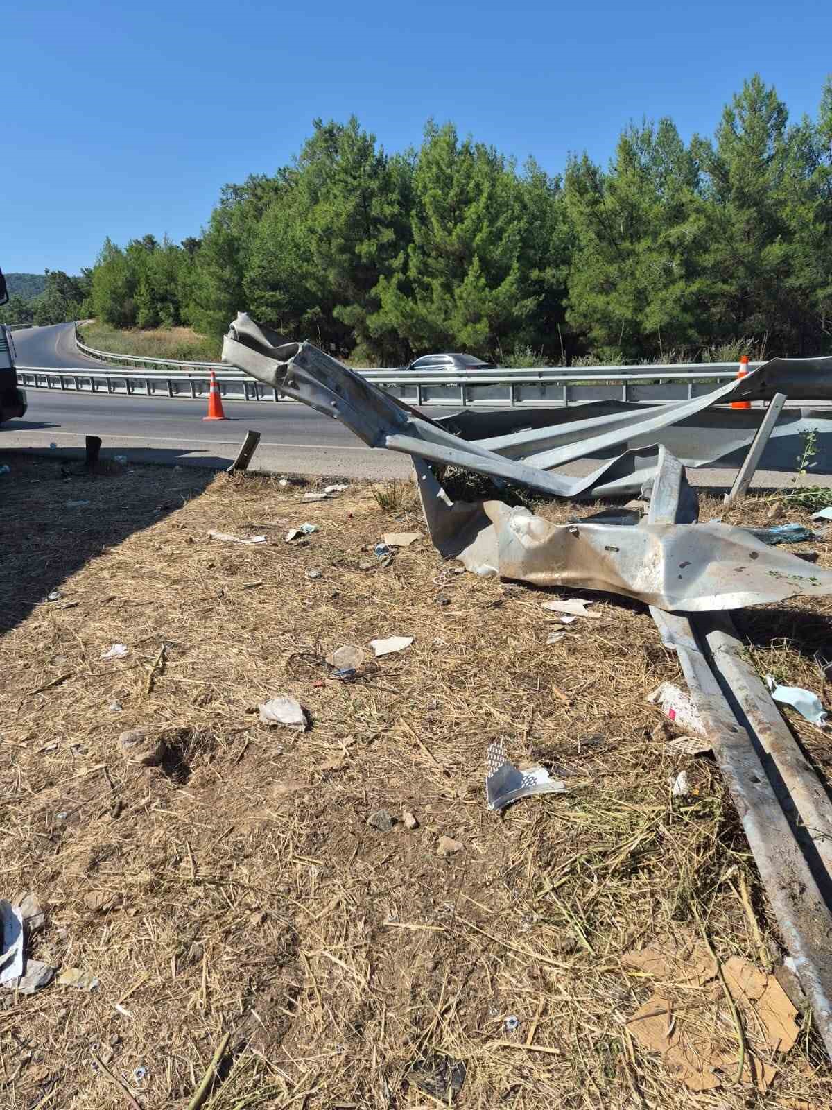 Kumluca’da şarampole devrilen kamyon şoförü hayatını kaybetti
