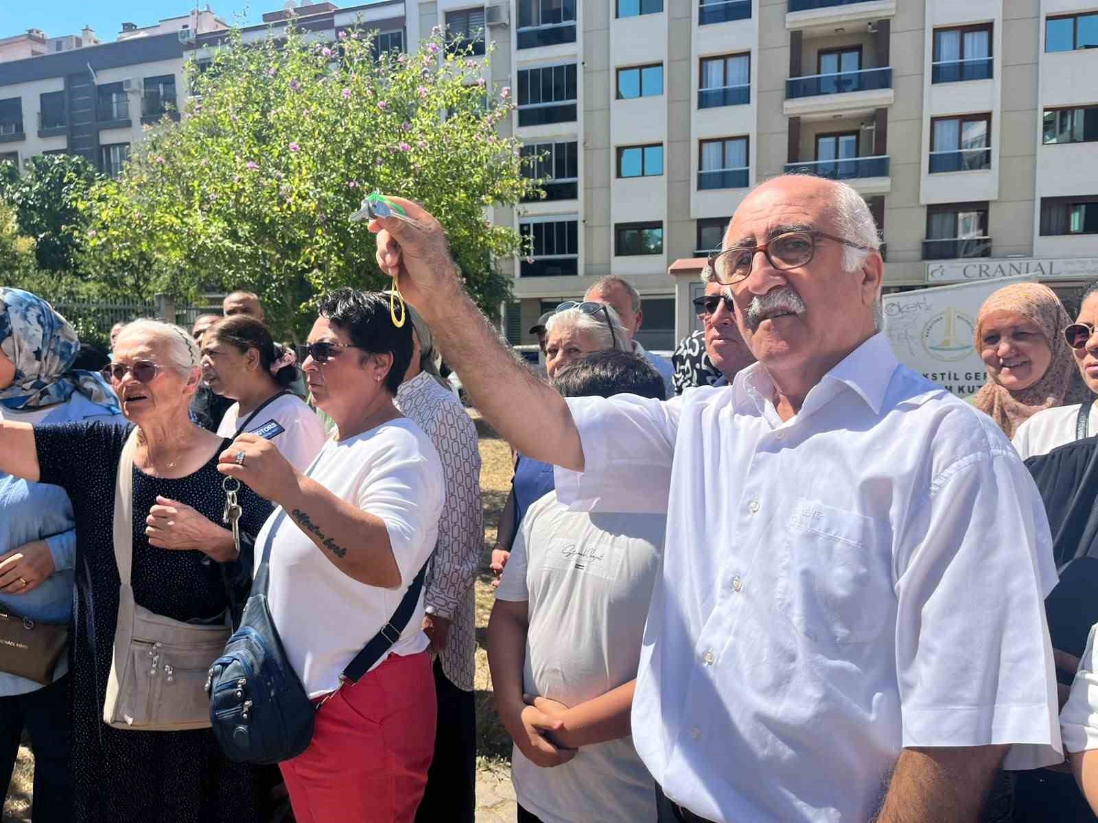 İzmir’de kentsel dönüşüm mağdurlarından ’anahtarlı’ eylem