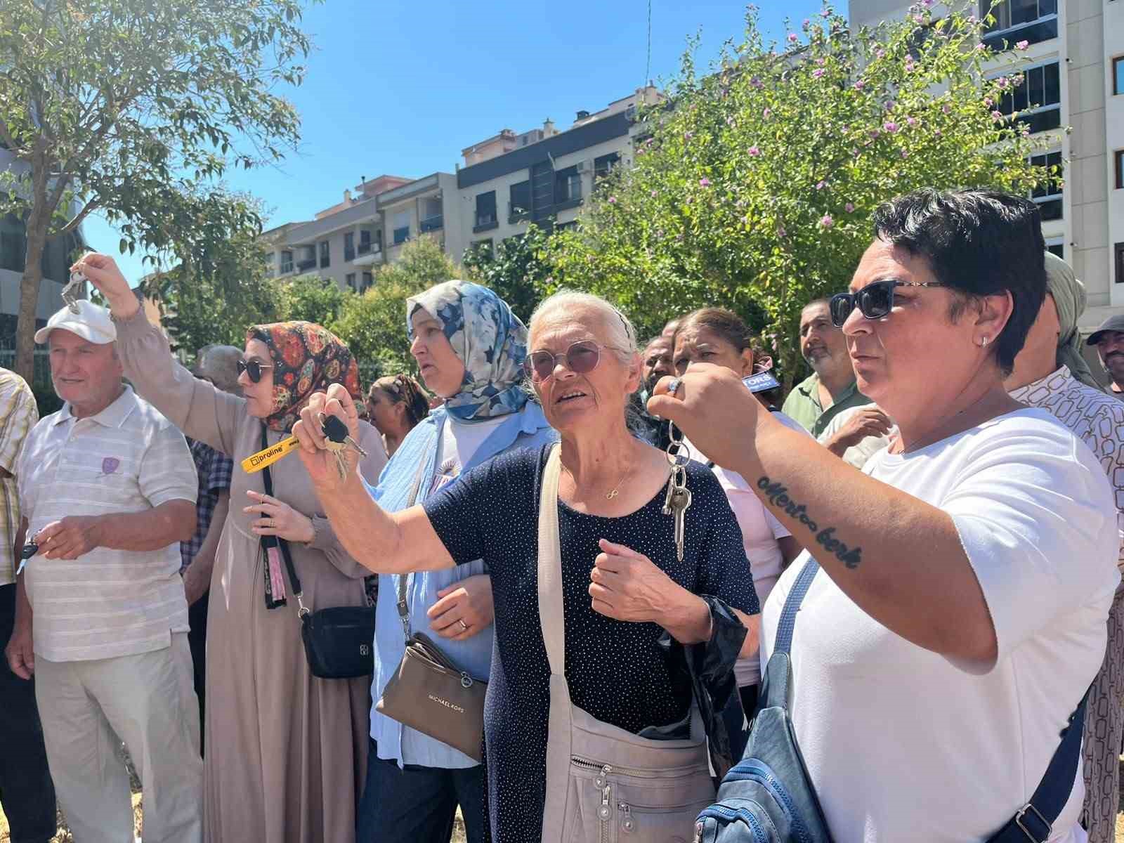 İzmir’de kentsel dönüşüm mağdurlarından ’anahtarlı’ eylem