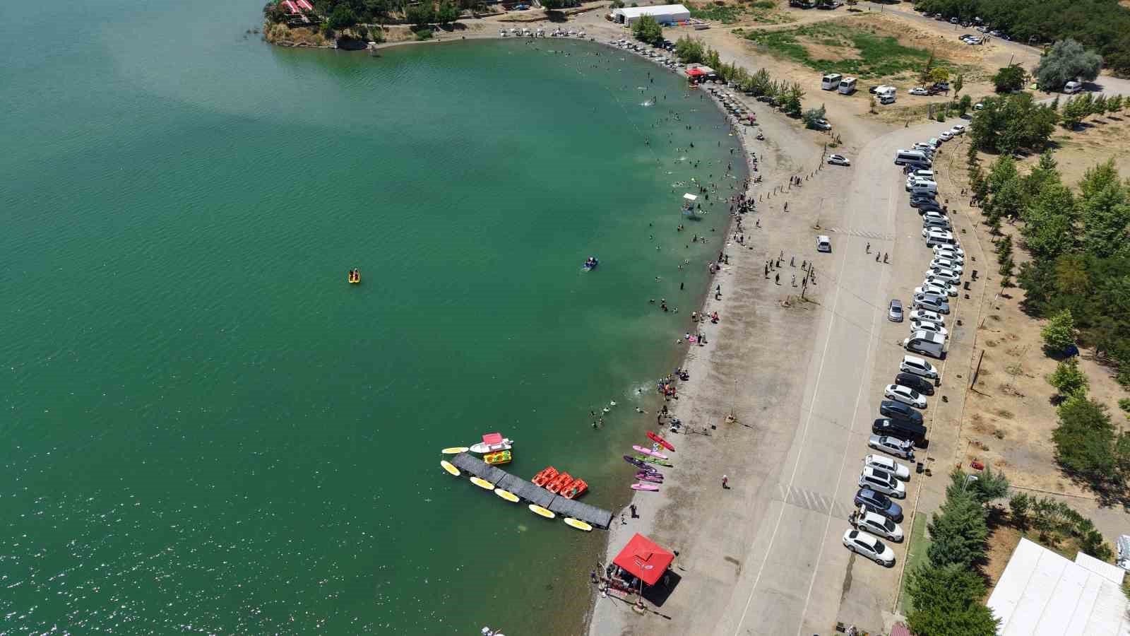 Ege ve Akdeniz sahillerini aratmayan görüntüler: Doğu’nun saklı denizi tatilcilerin akınına uğradı