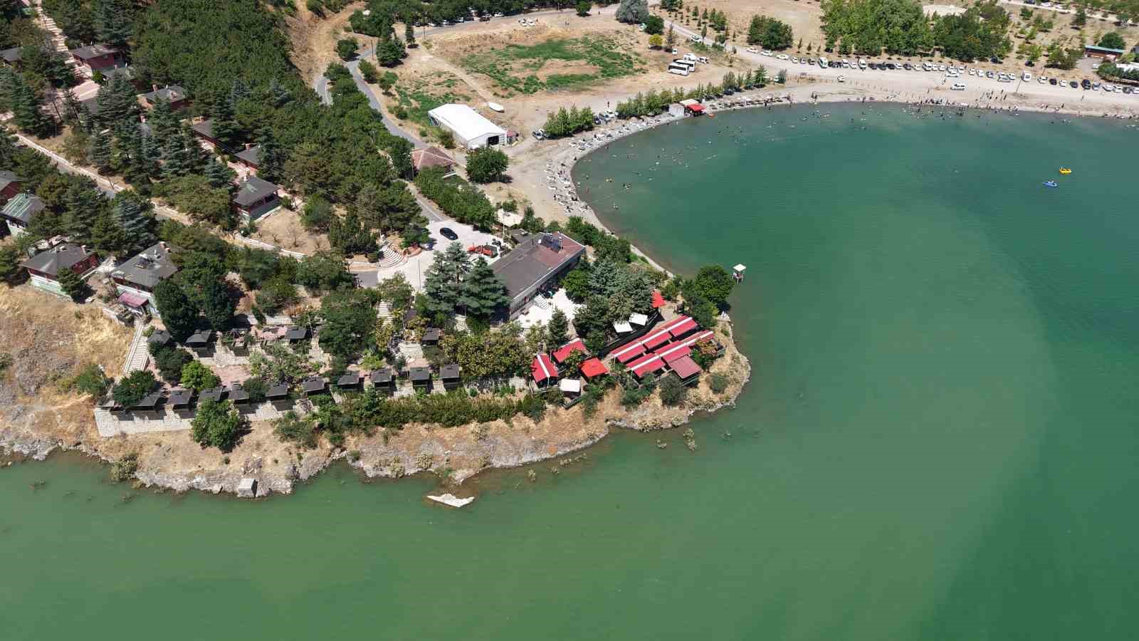 Ege ve Akdeniz sahillerini aratmayan görüntüler: Doğu’nun saklı denizi tatilcilerin akınına uğradı