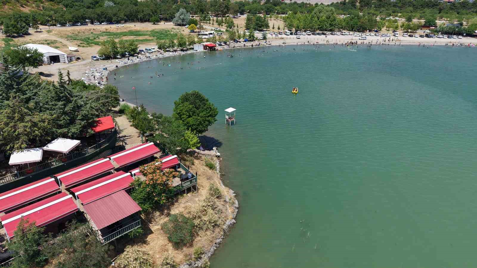 Ege ve Akdeniz sahillerini aratmayan görüntüler: Doğu’nun saklı denizi tatilcilerin akınına uğradı