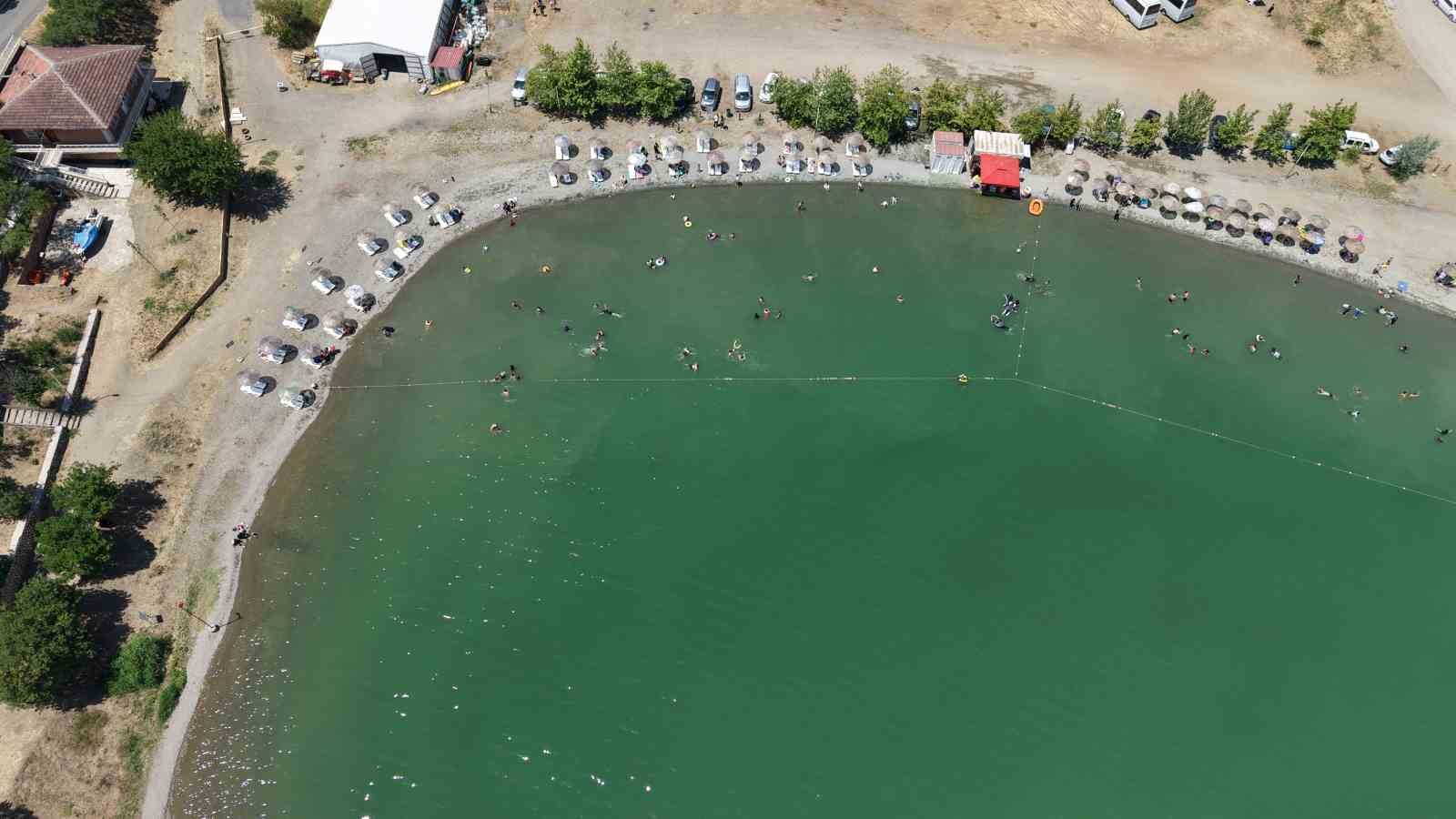 Ege ve Akdeniz sahillerini aratmayan görüntüler: Doğu’nun saklı denizi tatilcilerin akınına uğradı