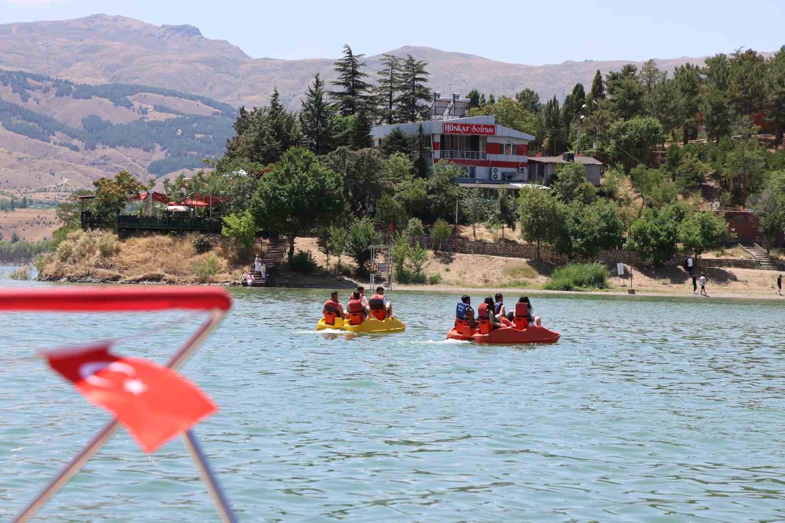 Ege ve Akdeniz sahillerini aratmayan görüntüler: Doğu’nun saklı denizi tatilcilerin akınına uğradı