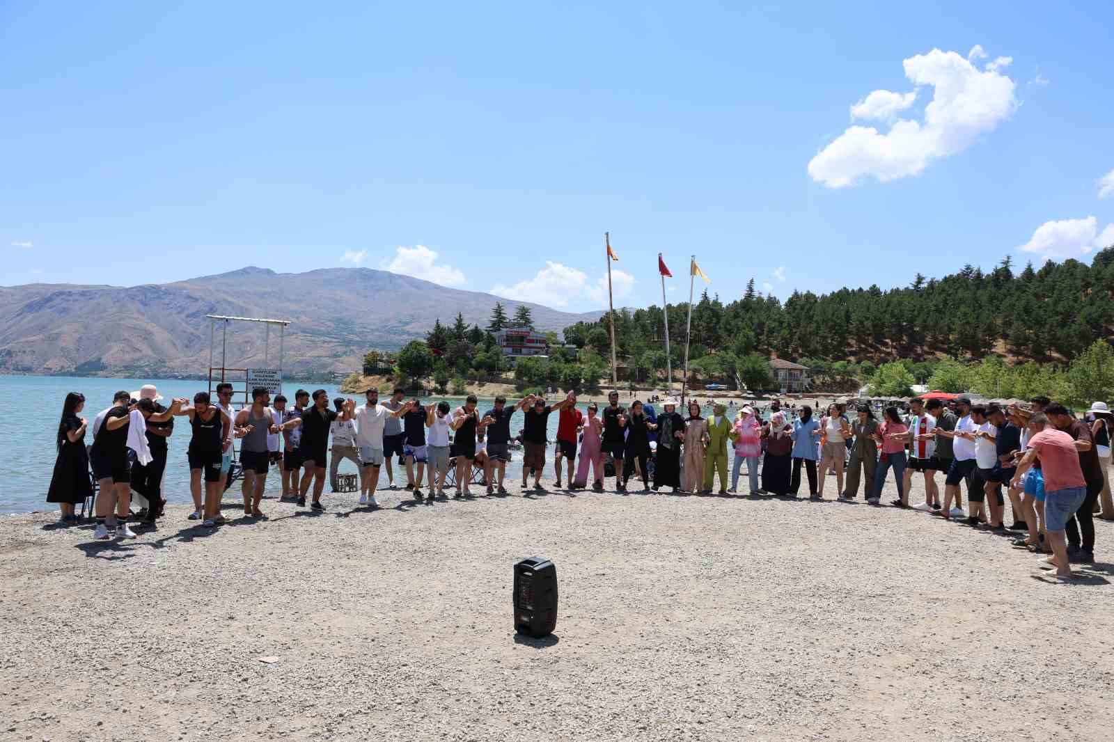 Ege ve Akdeniz sahillerini aratmayan görüntüler: Doğu’nun saklı denizi tatilcilerin akınına uğradı