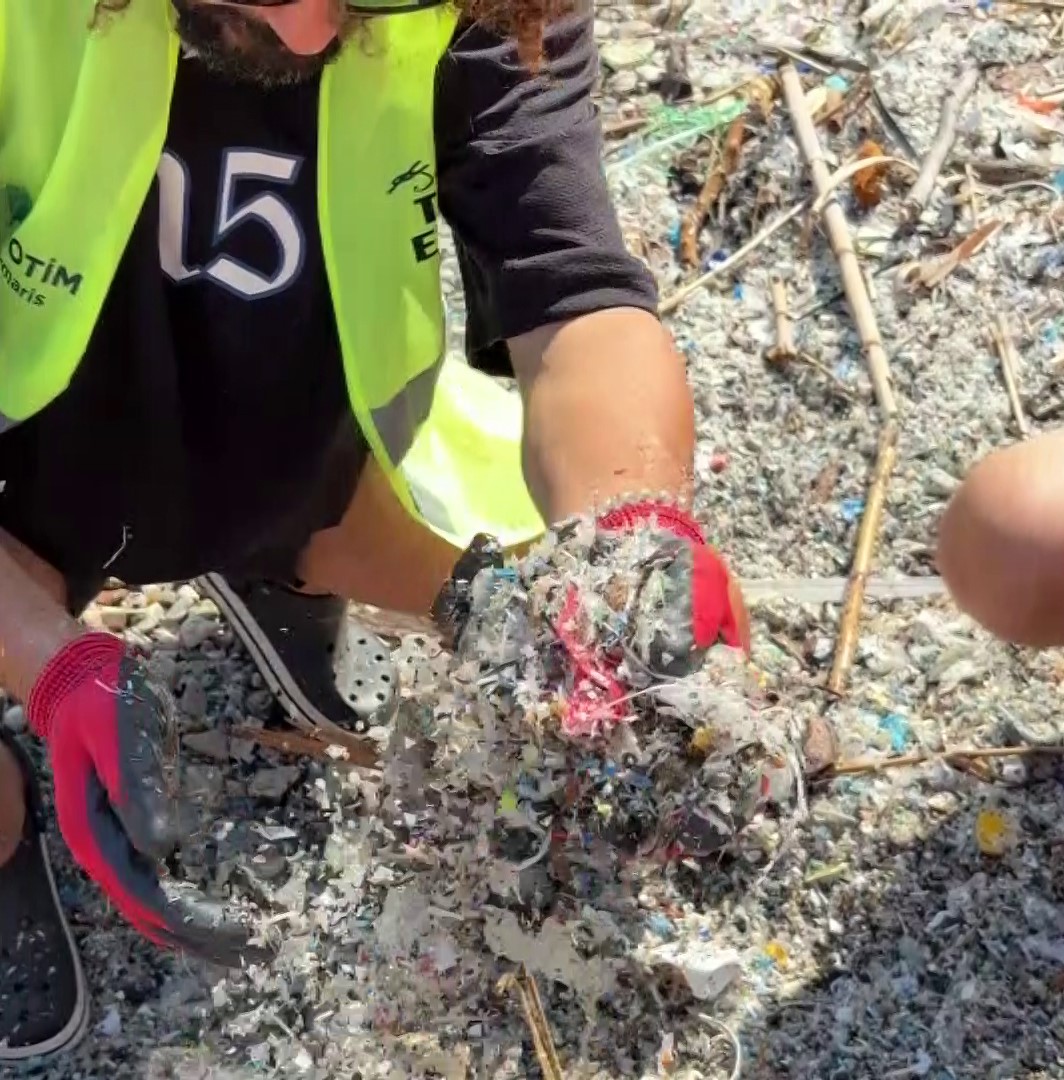 Marmaris kıyılarına vuran mikroplastikler çevrecileri harekete geçirdi
