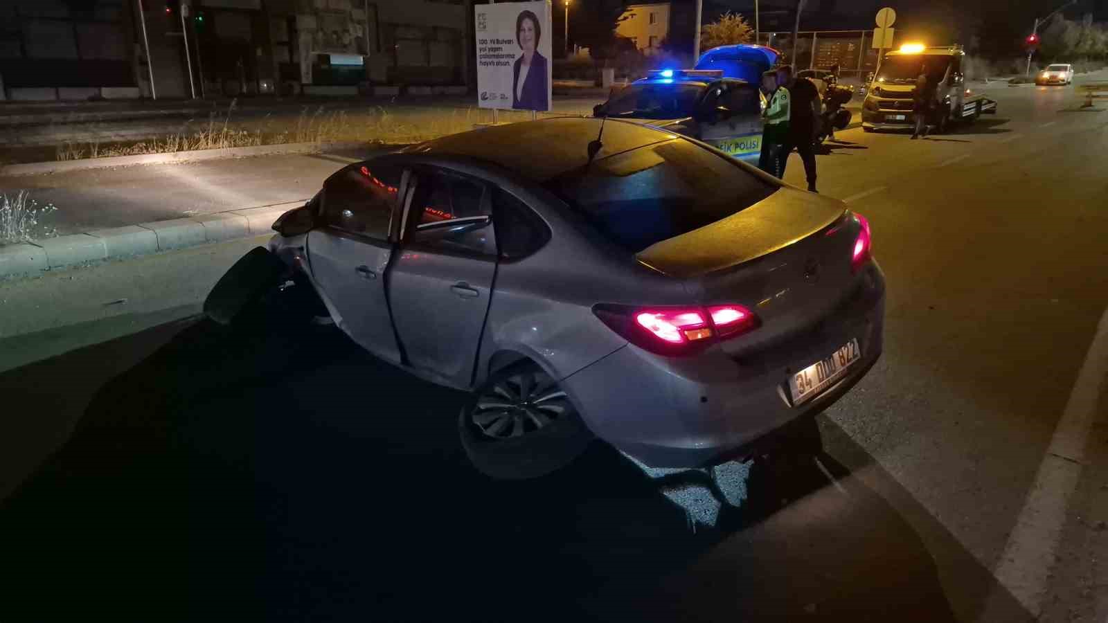 Eskişehir’de alkollü sürücünün kullandığı otomobil orta refüjdeki tabelayı devirdi