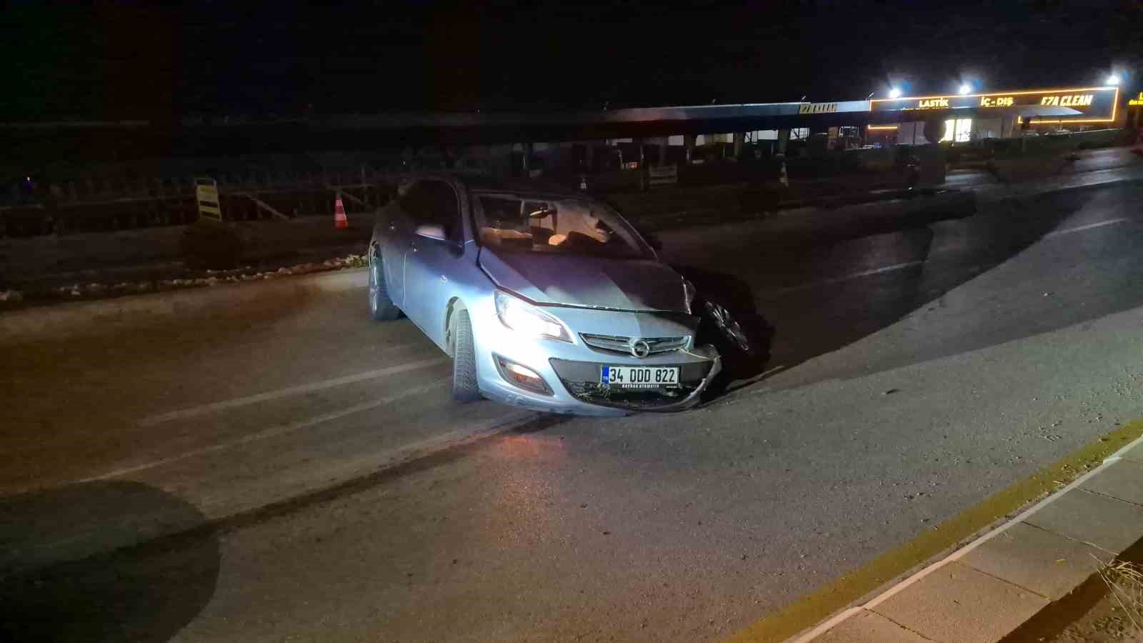 Eskişehir’de alkollü sürücünün kullandığı otomobil orta refüjdeki tabelayı devirdi