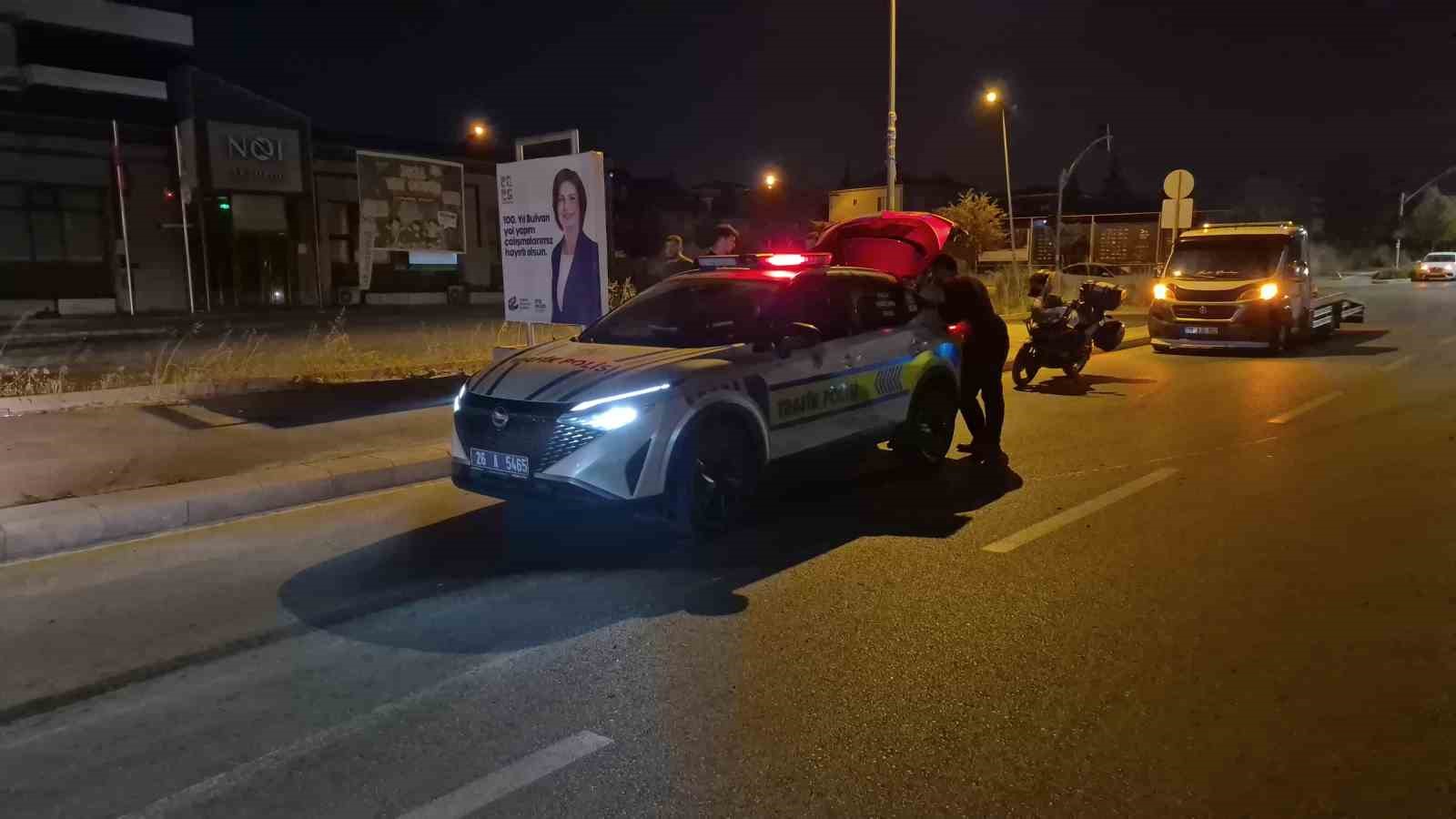 Eskişehir’de alkollü sürücünün kullandığı otomobil orta refüjdeki tabelayı devirdi