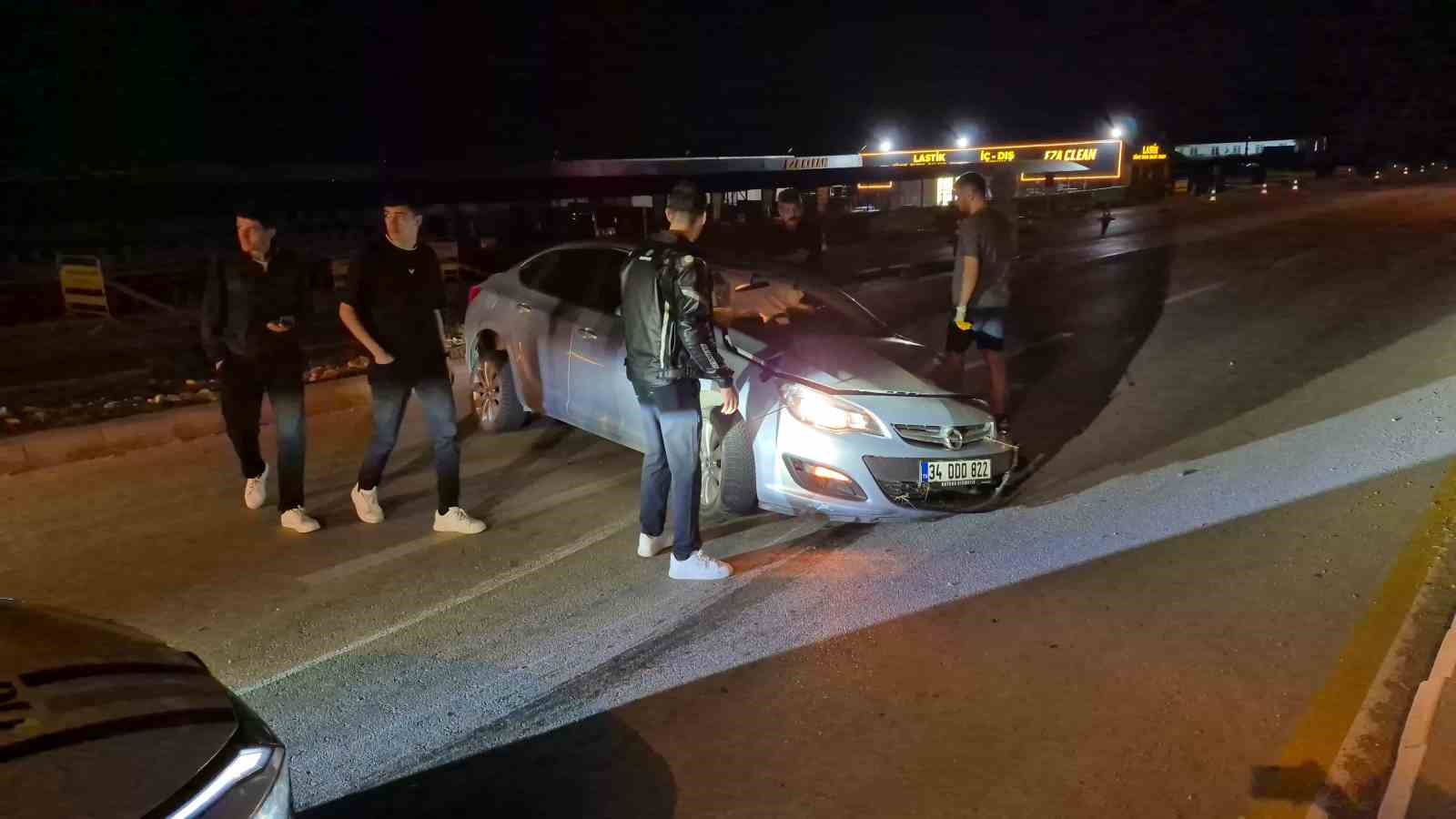 Eskişehir’de alkollü sürücünün kullandığı otomobil orta refüjdeki tabelayı devirdi