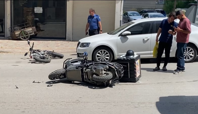 Kavşakta motosiklet ile elektrikli bisiklet çarpıştı: 2 yaralı