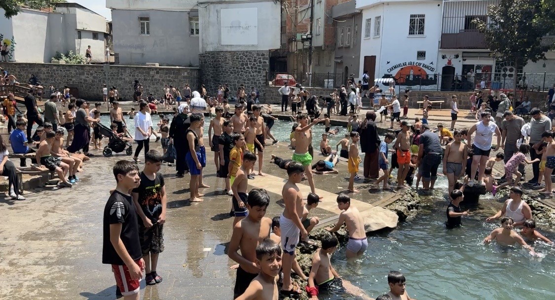 Kavurucu sıcaktan soluğu süs havuzunda aldılar