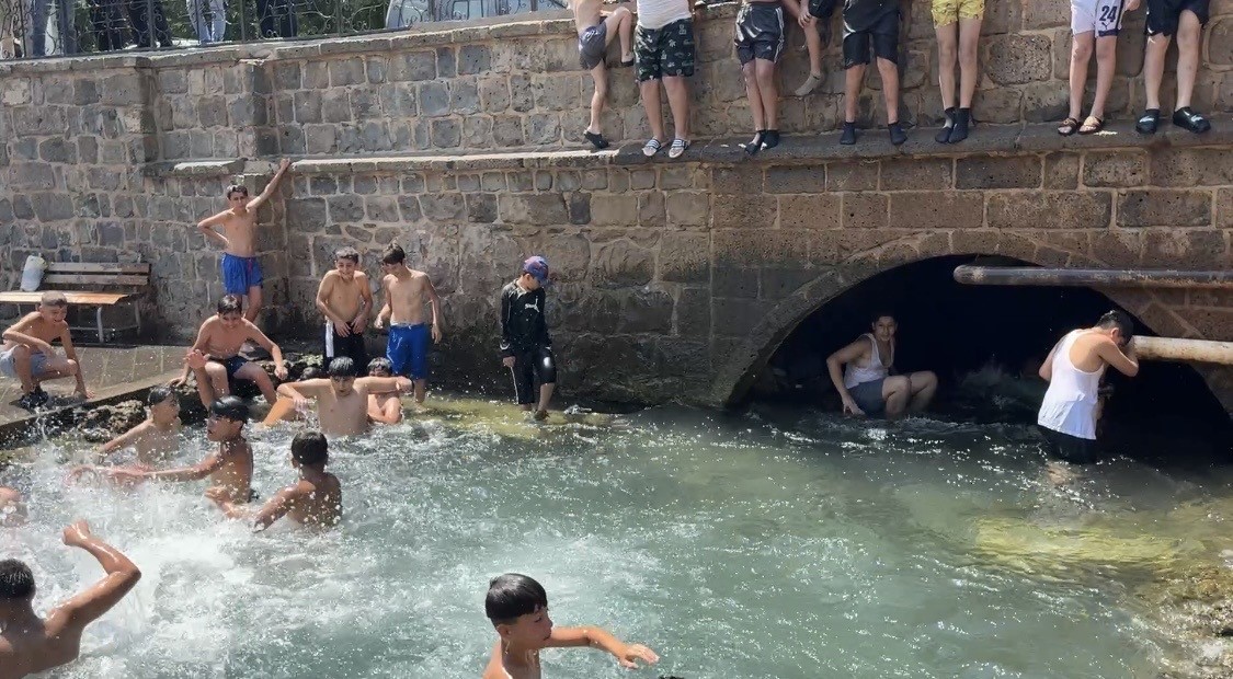 Kavurucu sıcaktan soluğu süs havuzunda aldılar