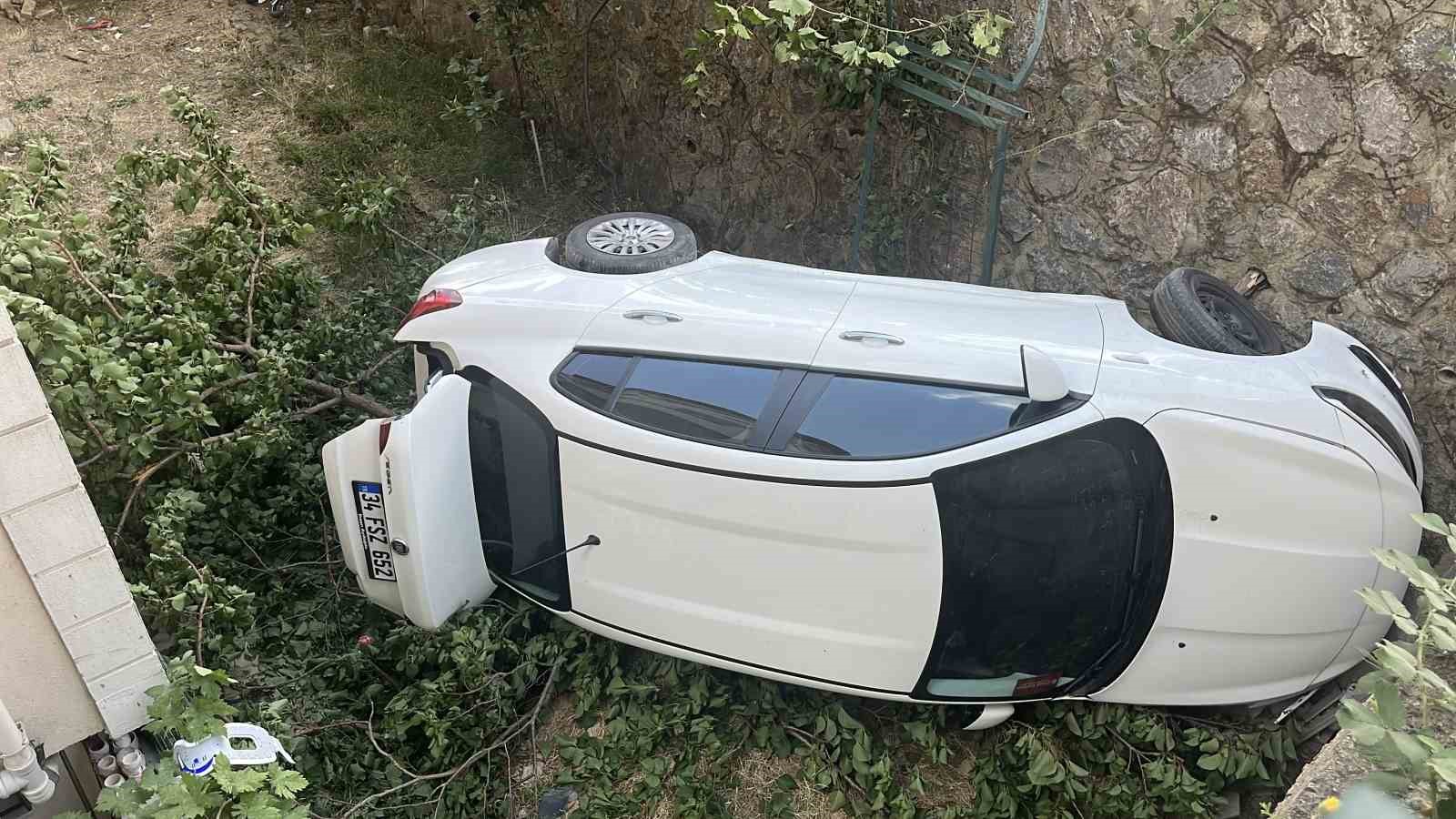 Kontrolden çıkan otomobil 5 metrelik yükseklikten uçtu: 2 kişinin burnu bile kanamadı, 1 yaralı