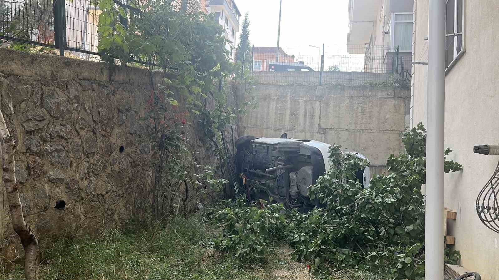 Kontrolden çıkan otomobil 5 metrelik yükseklikten uçtu: 2 kişinin burnu bile kanamadı, 1 yaralı