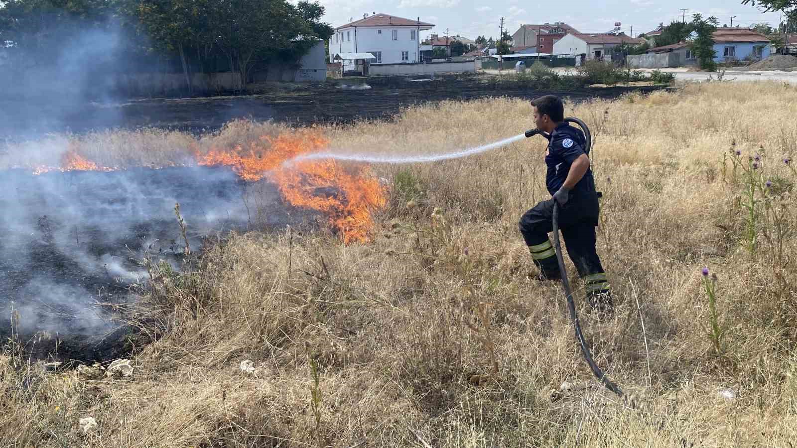 Eskişehir’de bir mahallede aynı anda iki yangın