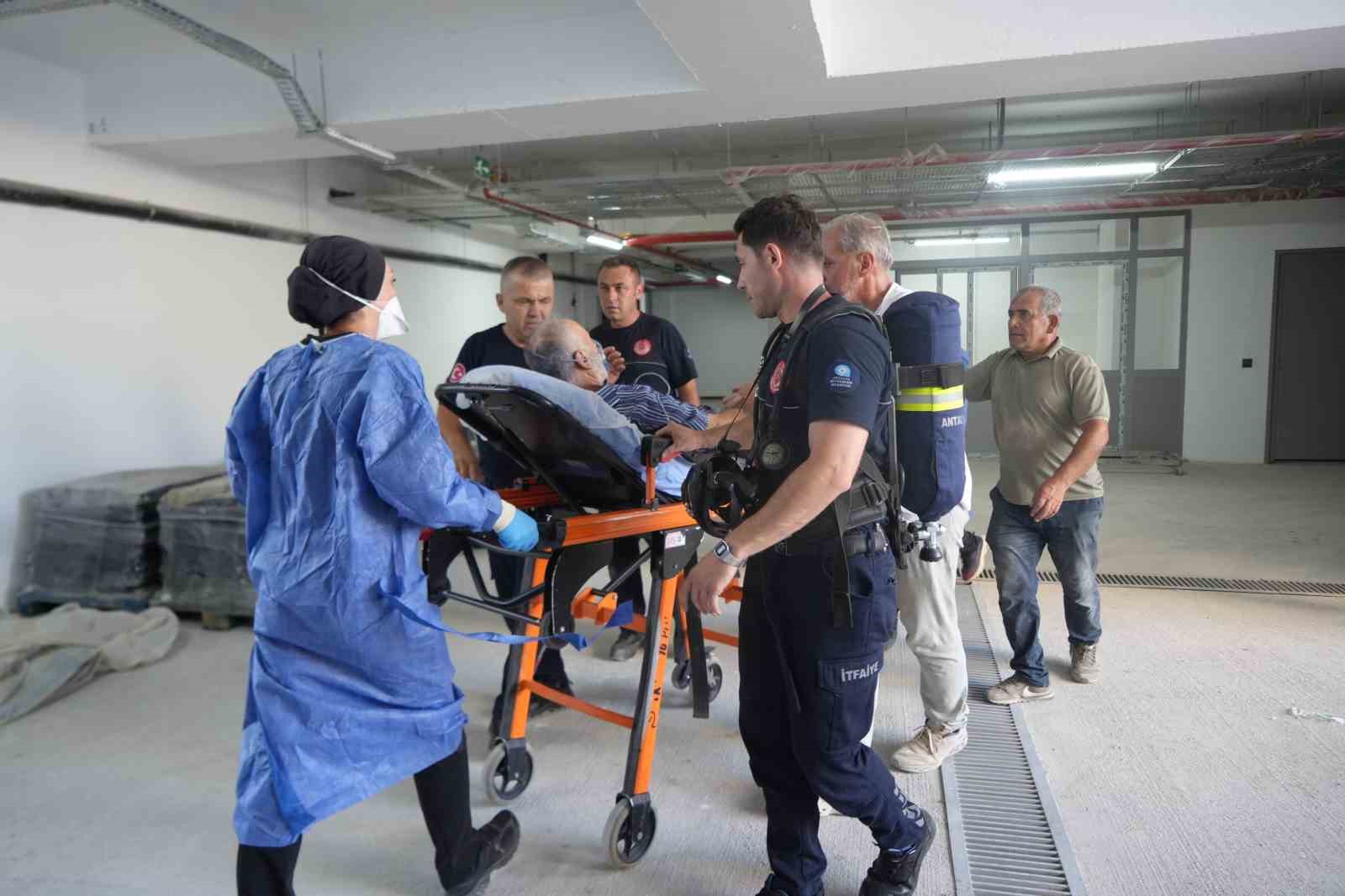 İnşaatın bodrum katına boya taşıyan 2 işçi kokudan baygınlık geçirdi