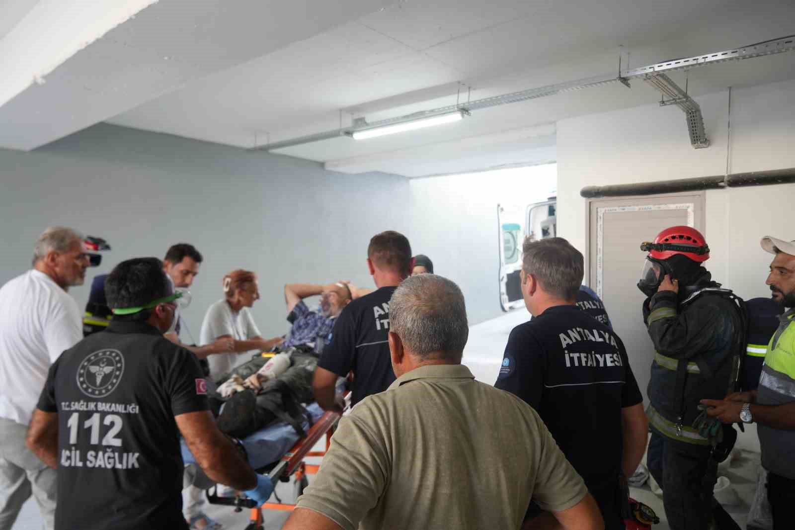 İnşaatın bodrum katına boya taşıyan 2 işçi kokudan baygınlık geçirdi
