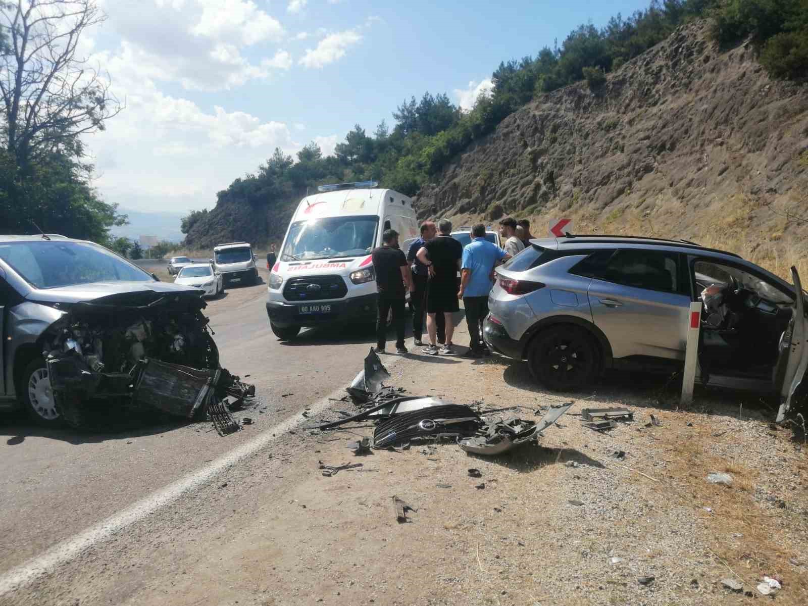 Tokat’ta otomobiller kafa kafaya çarpıştı: 10 yaralı