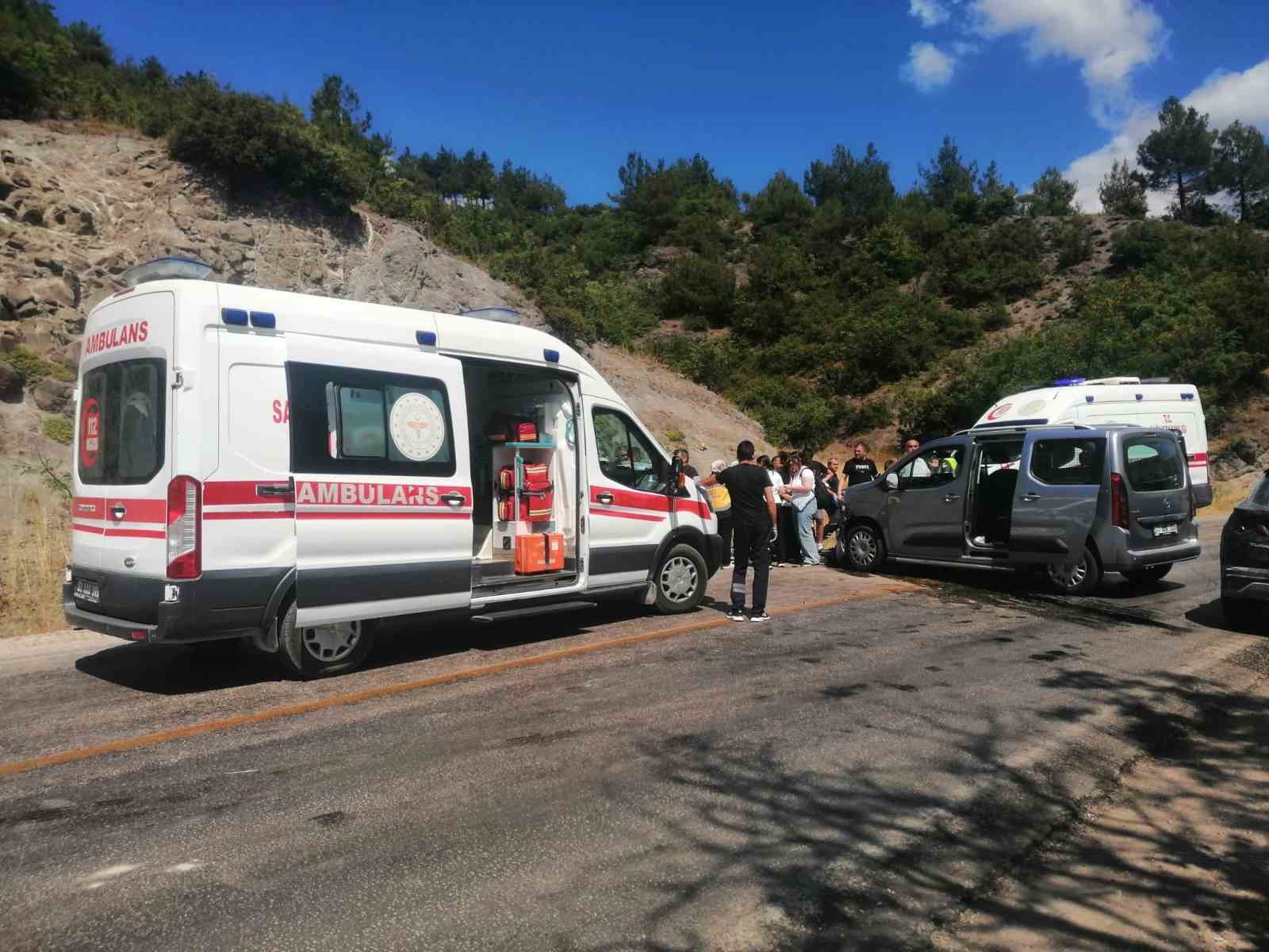 Tokat’ta otomobiller kafa kafaya çarpıştı: 10 yaralı