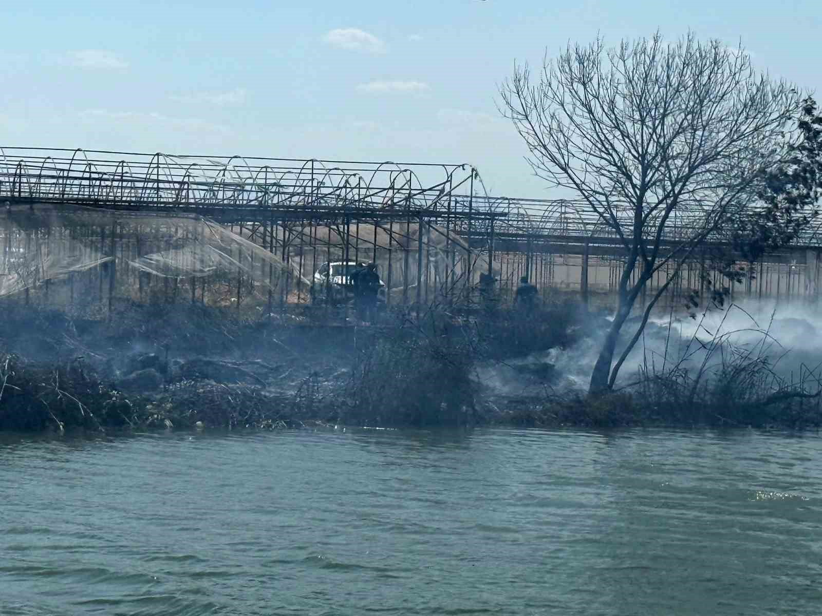 Rüzgarın büyüttüğü yangın villanın bahçesine sıçradı, milyonluk tekne hasar gördü
