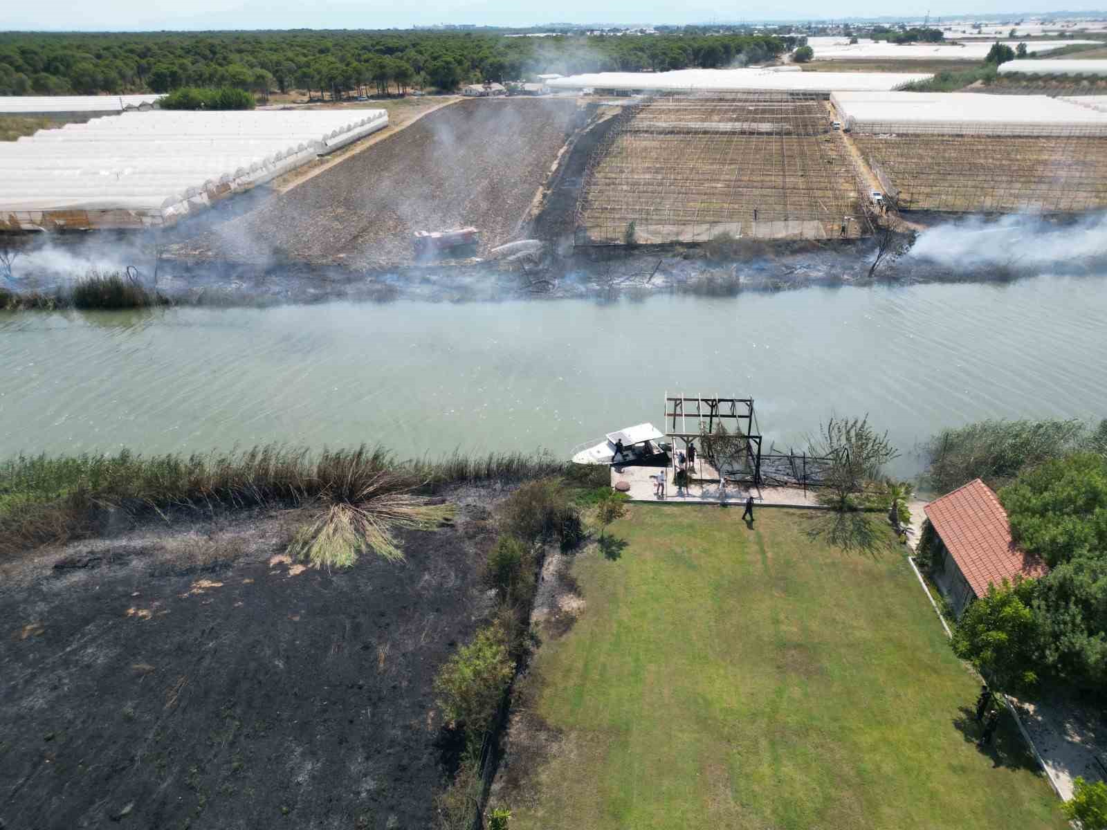 Rüzgarın büyüttüğü yangın villanın bahçesine sıçradı, milyonluk tekne hasar gördü