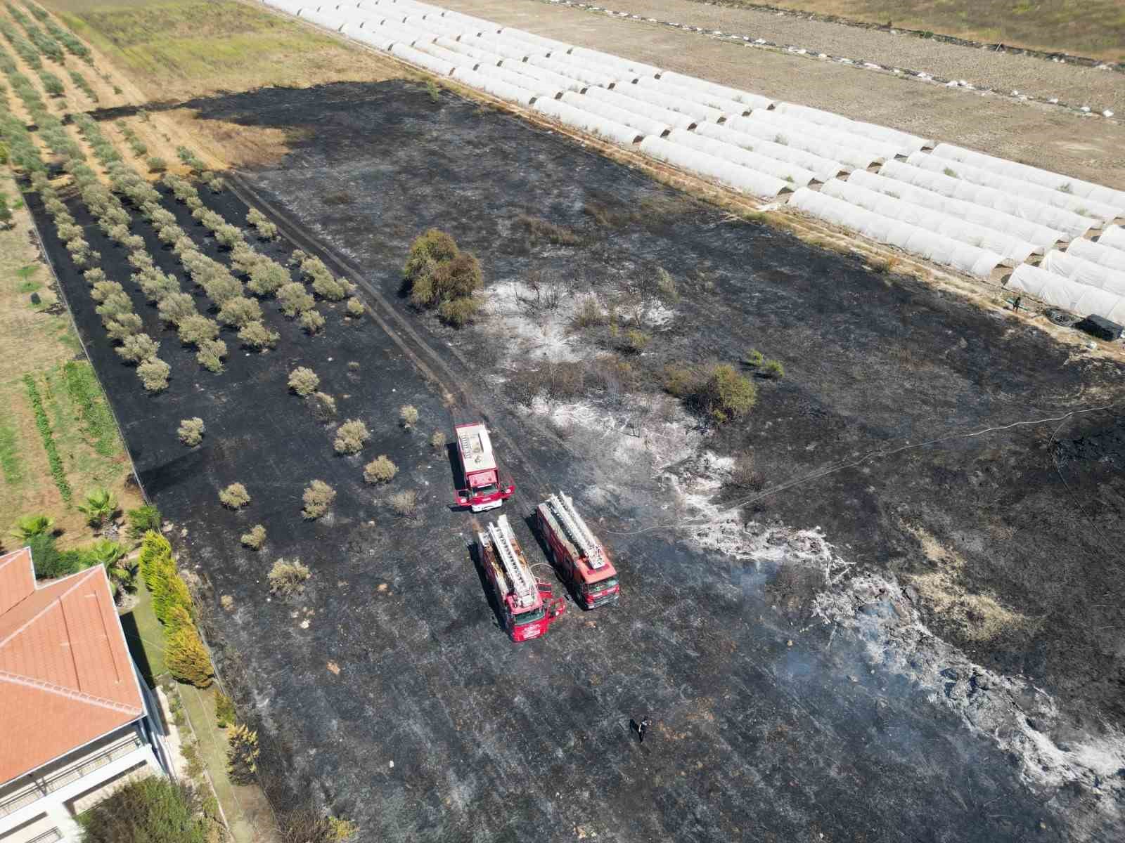 Rüzgarın büyüttüğü yangın villanın bahçesine sıçradı, milyonluk tekne hasar gördü