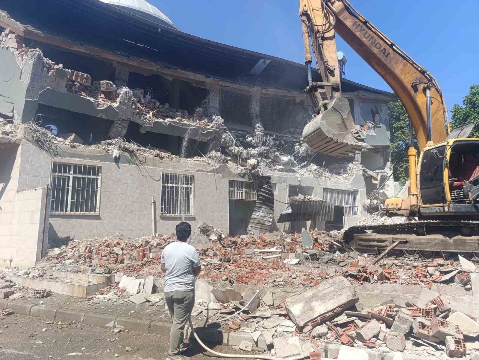 Manisa’da 28 yıllık cami yıkılıyor
