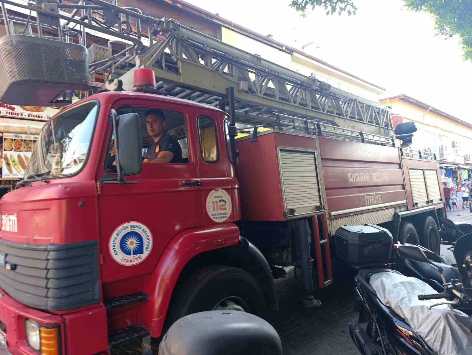 Alanya’da restoran bacasında çıkan duman paniğe neden oldu