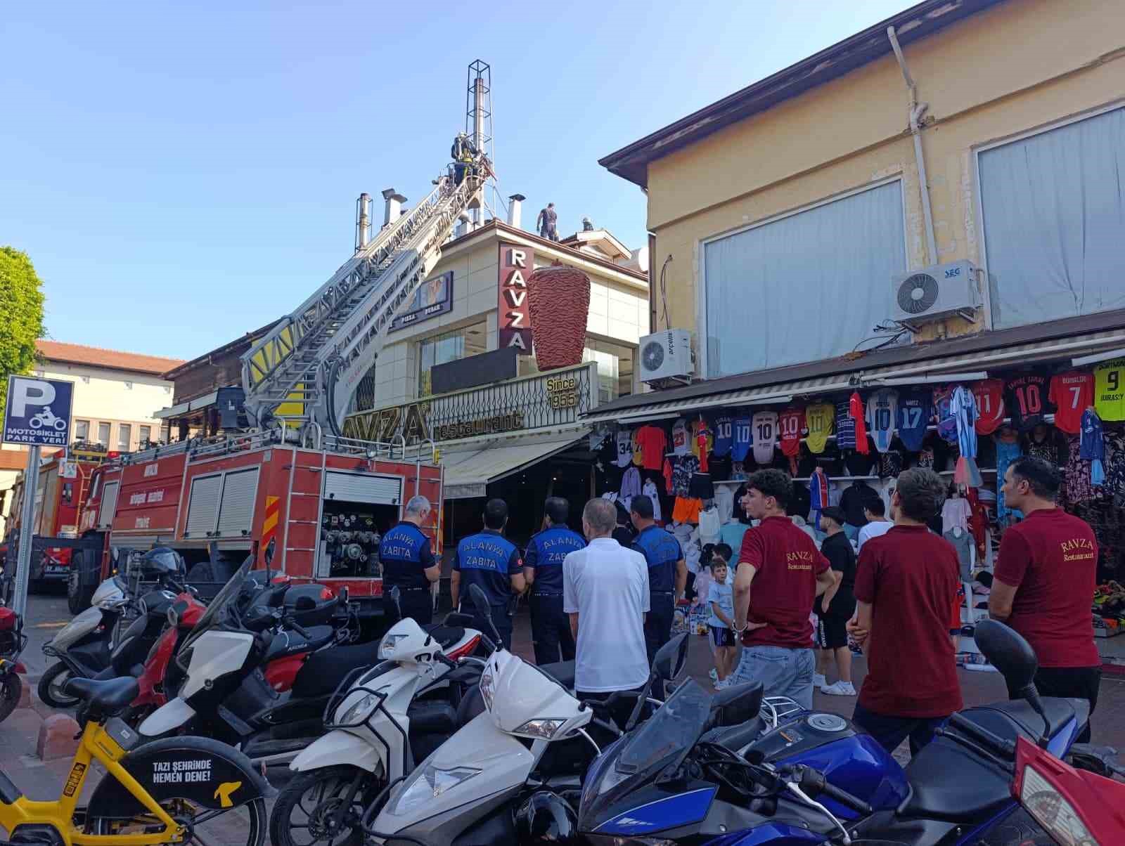 Alanya’da restoran bacasında çıkan duman paniğe neden oldu