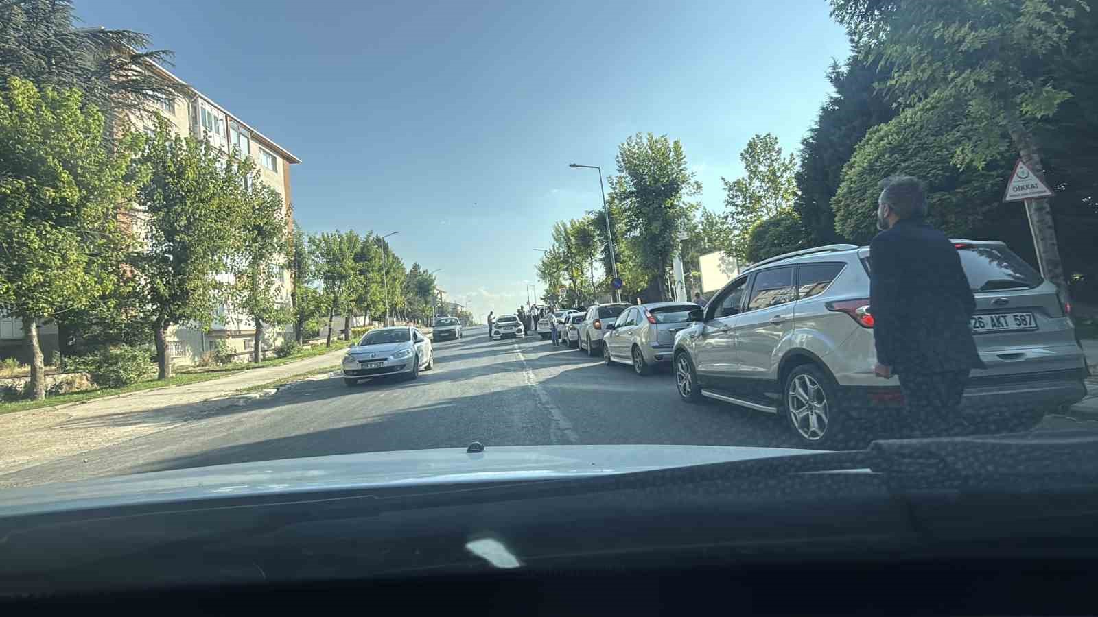 Düğün konvoyu ambulasların çıkış yaptığı kapıyı kapattı